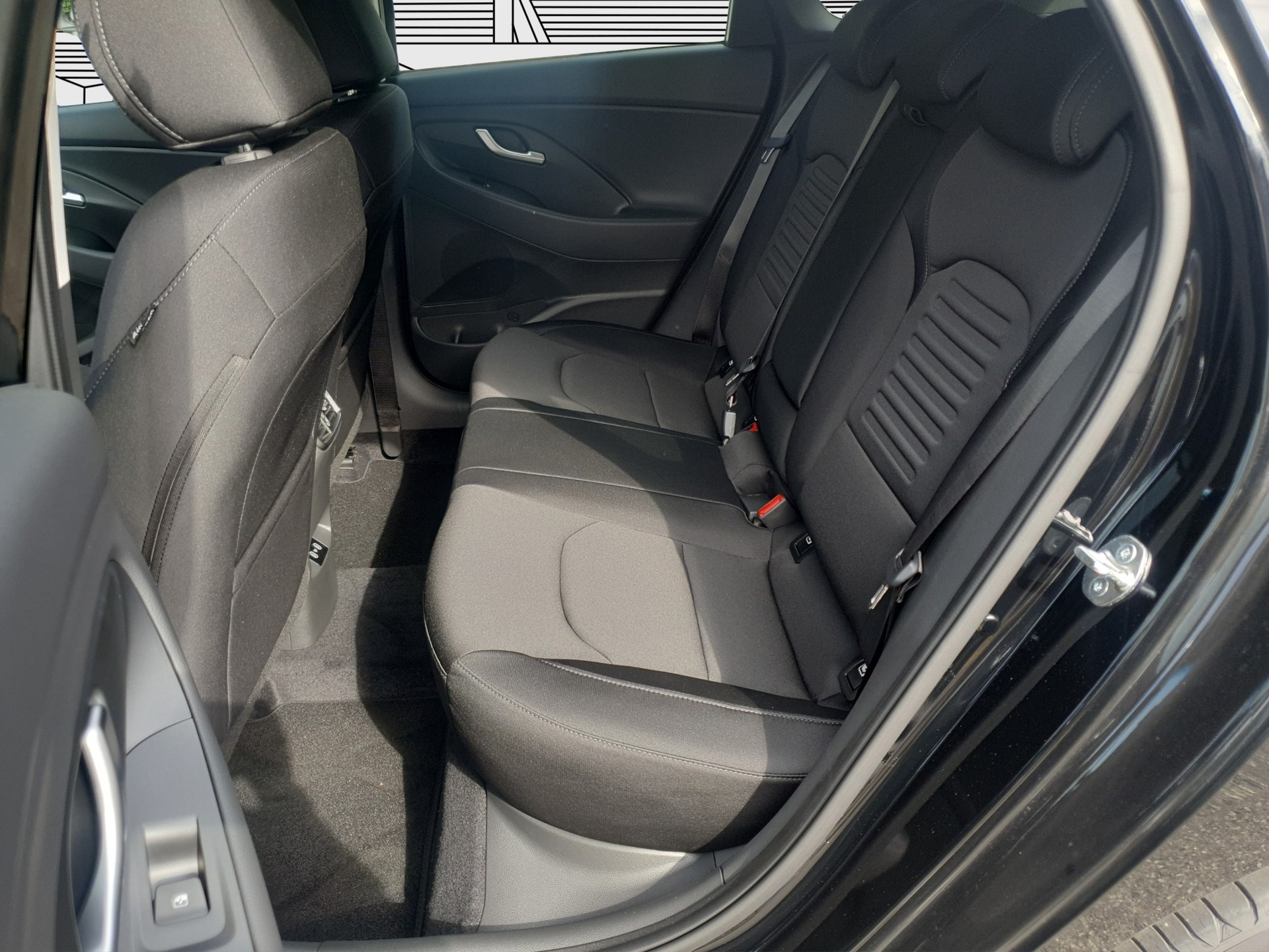 HYUNDAI i30 1.5 T-GDi Amplia Auto.-image-11