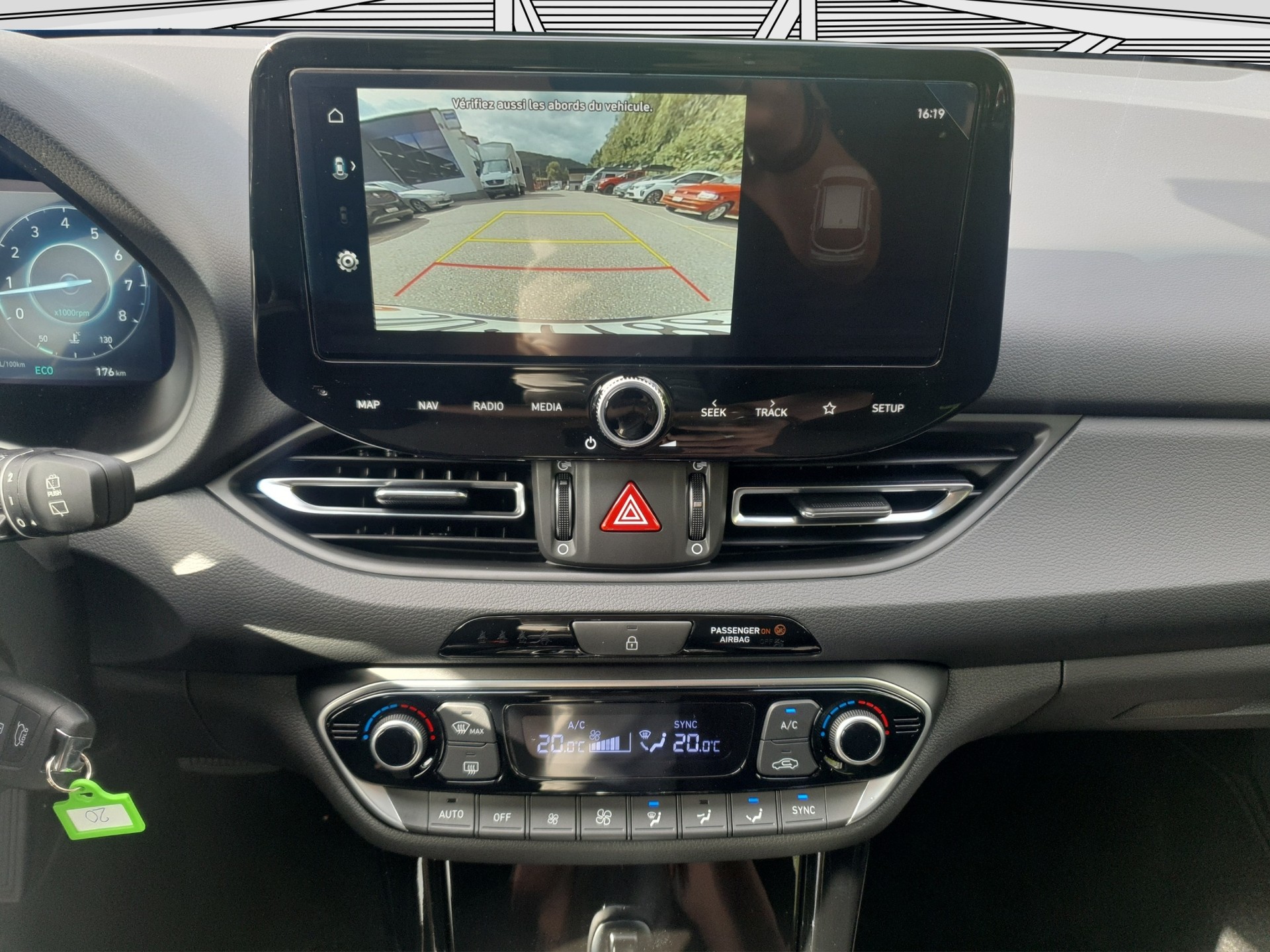 HYUNDAI i30 1.5 T-GDi Amplia Auto.-image-8