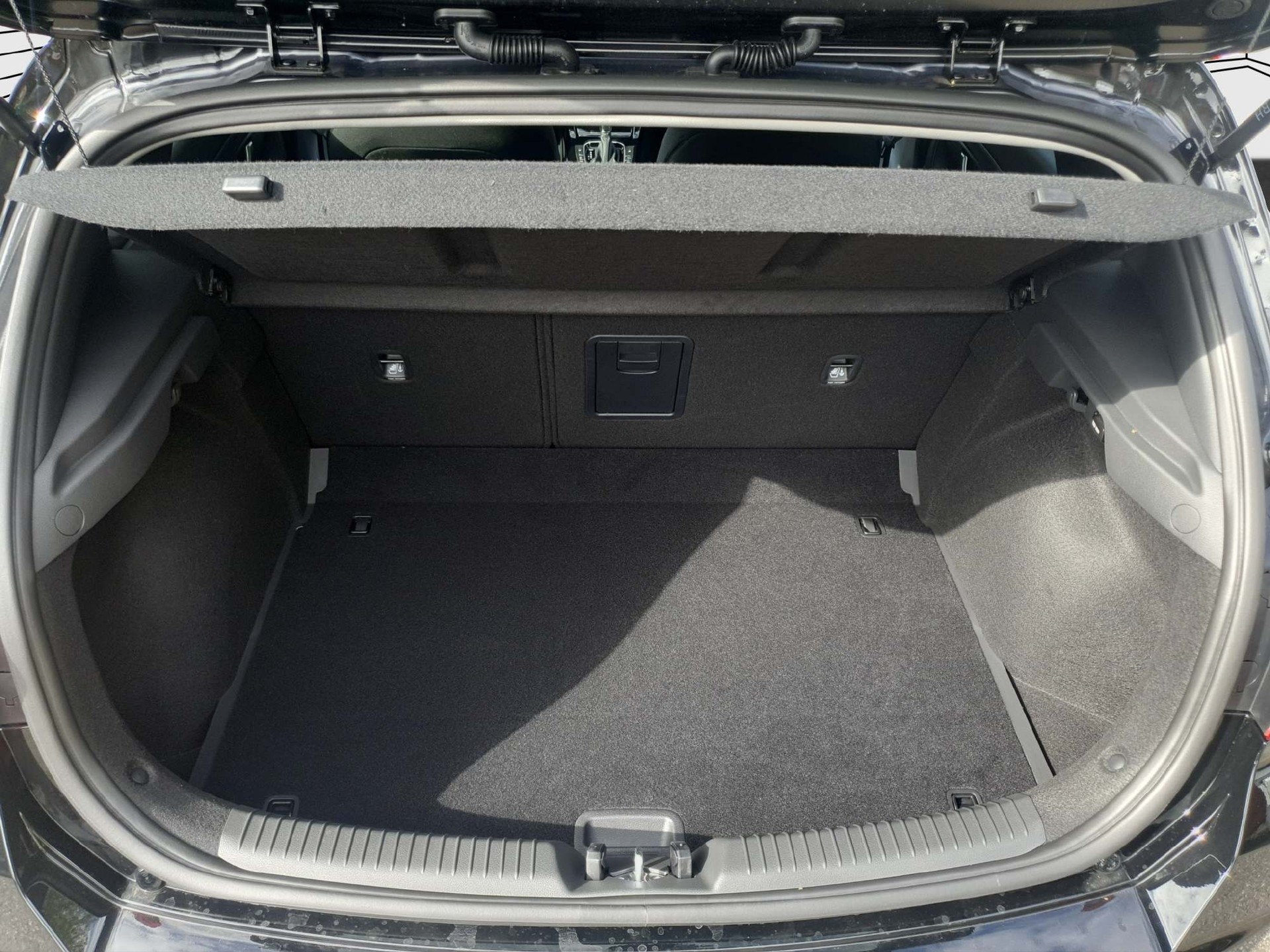 HYUNDAI i30 1.5 T-GDi Amplia Auto.-image-12