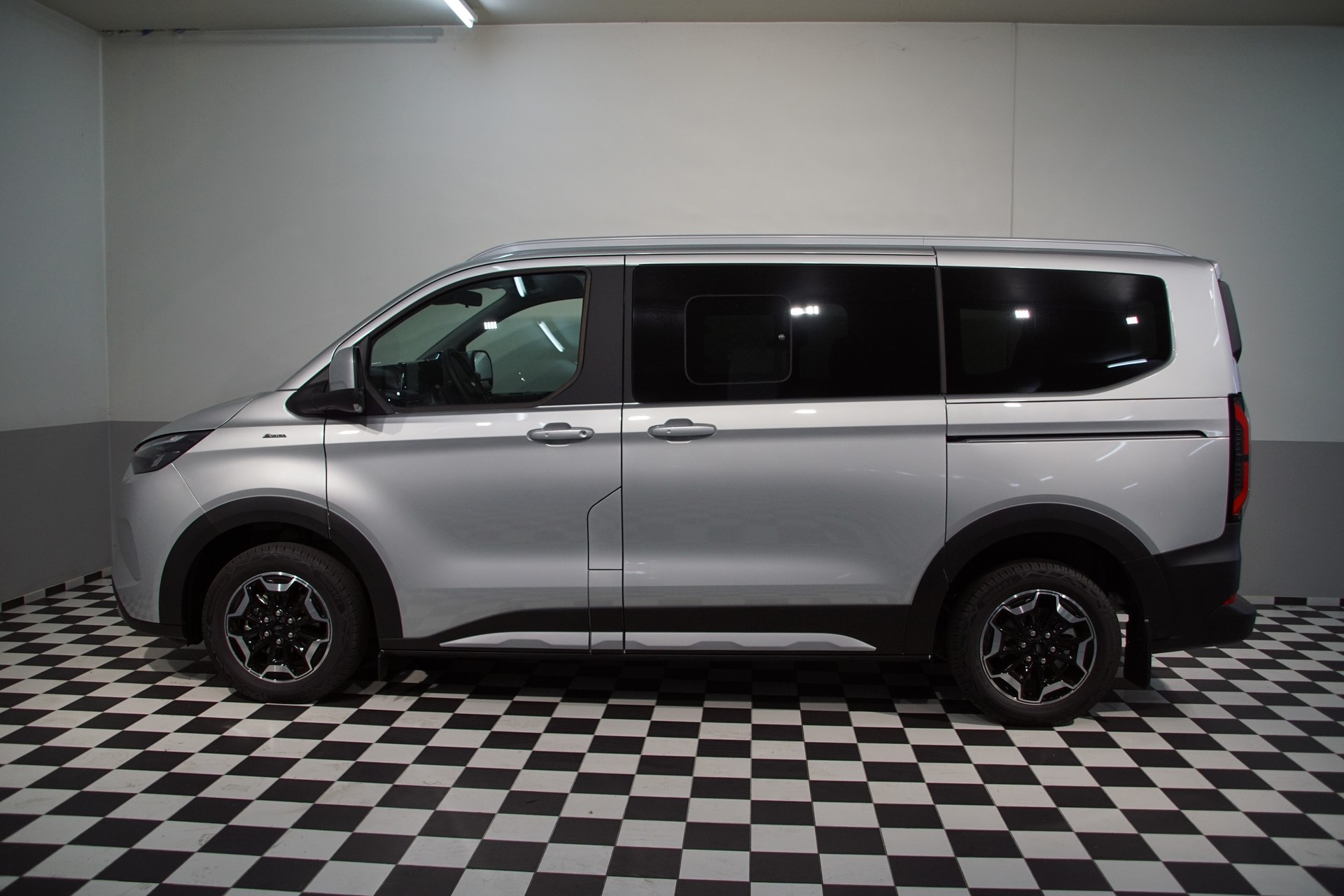 FORD Tourneo Bus 340 L1H1 65kWh Active-image-8