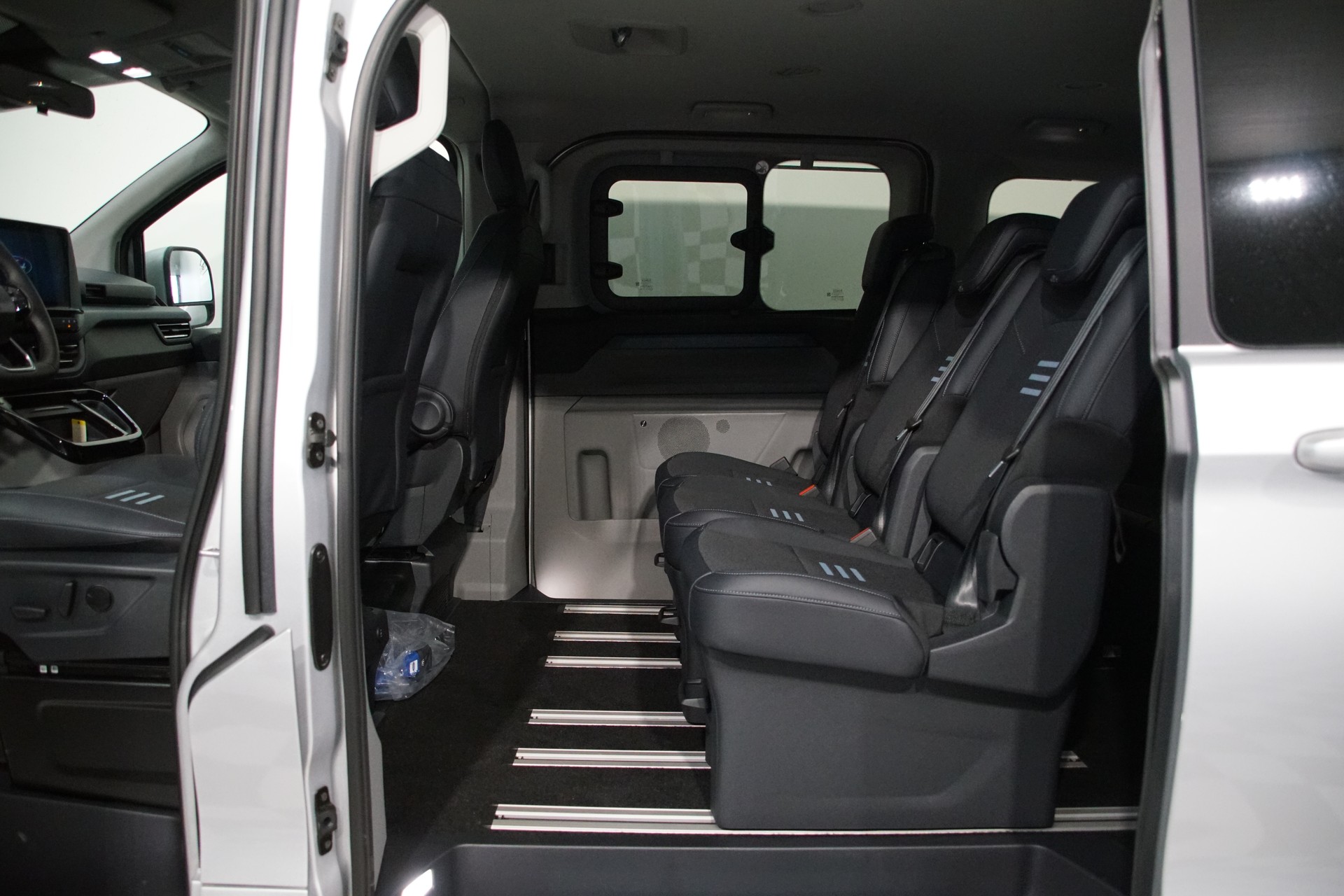 FORD Tourneo Bus 340 L1H1 65kWh Active-image-14