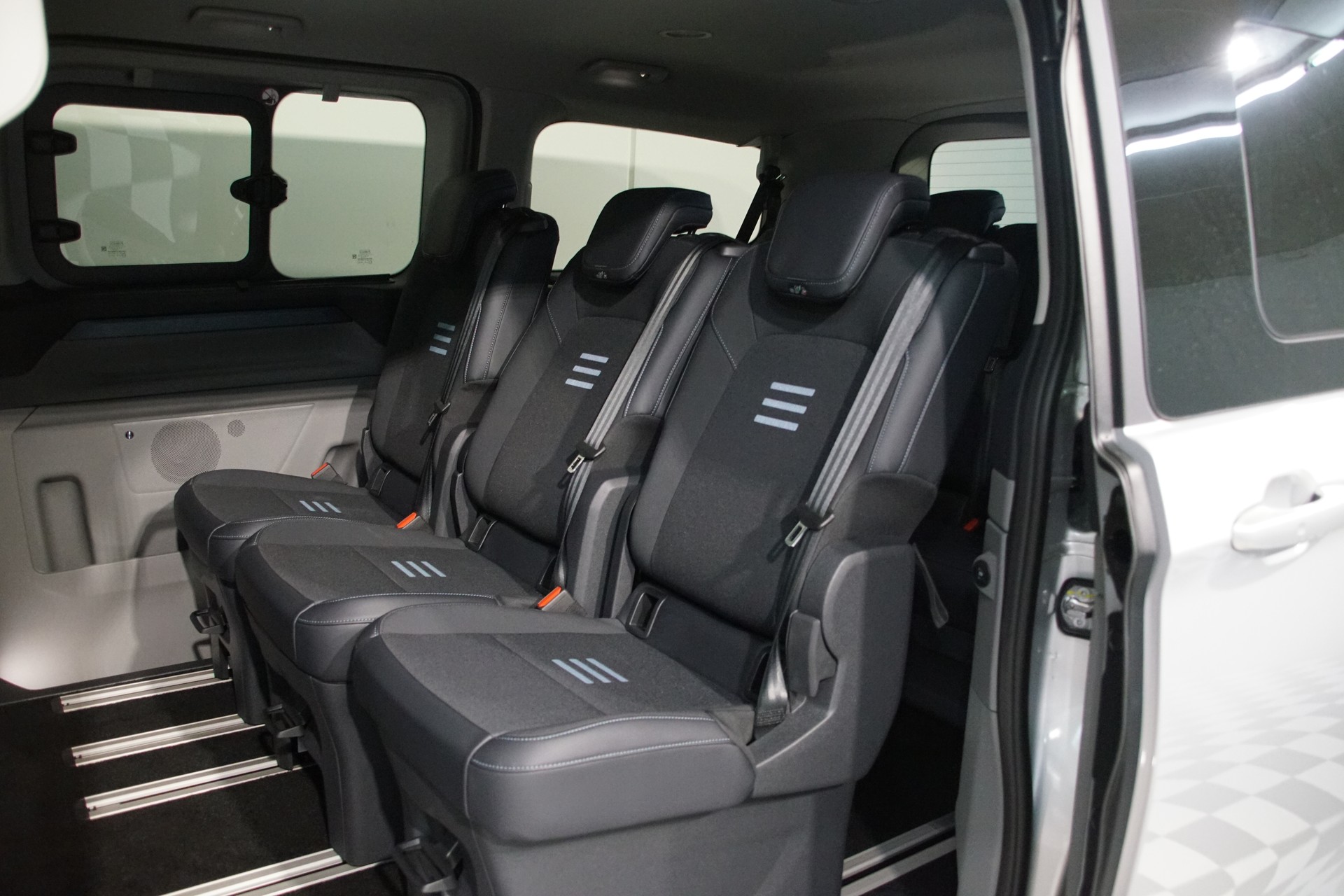 FORD Tourneo Bus 340 L1H1 65kWh Active-image-15