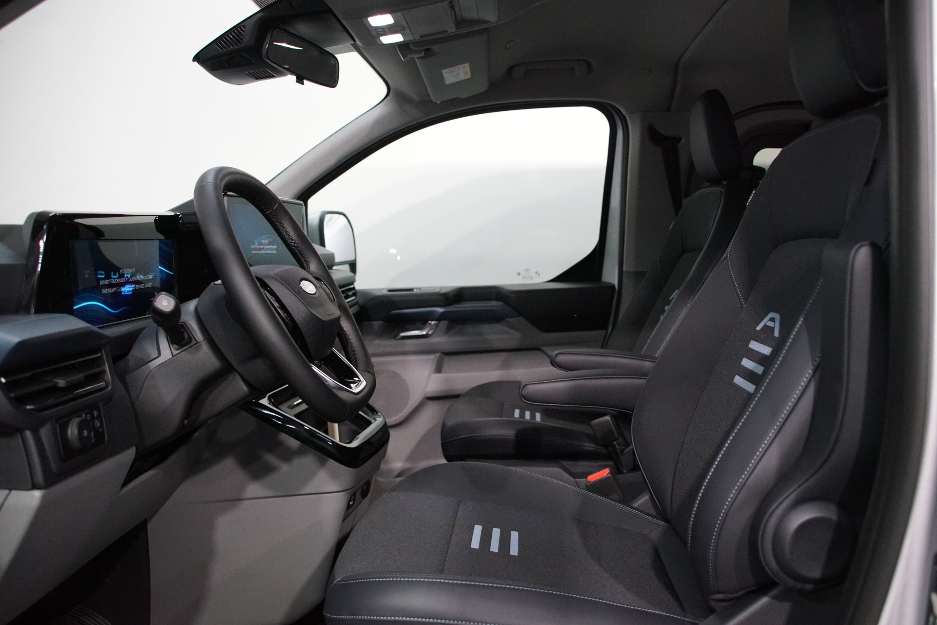 FORD Tourneo Bus 340 L1H1 65kWh Active-image-11