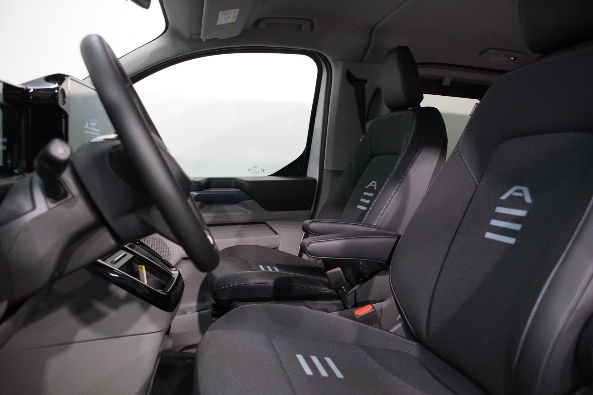 FORD Tourneo Bus 340 L1H1 65kWh Active-image-12