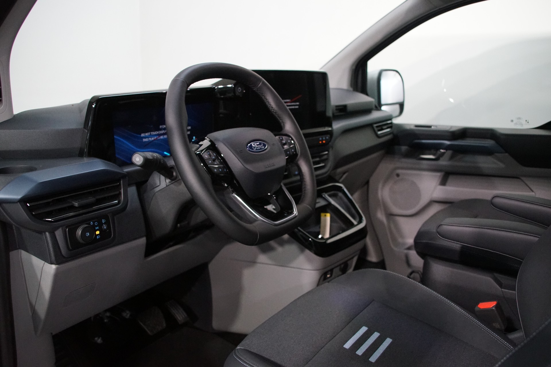 FORD Tourneo Bus 340 L1H1 65kWh Active-image-10