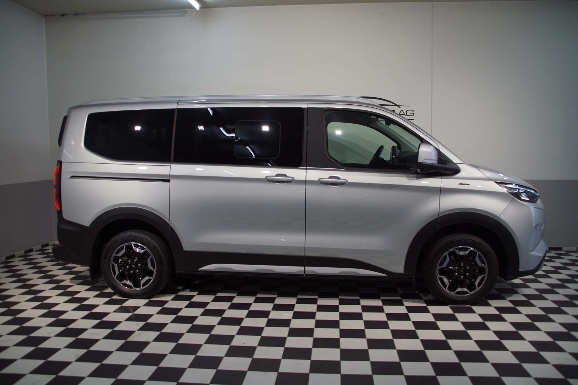 FORD Tourneo Bus 340 L1H1 65kWh Active-image-4