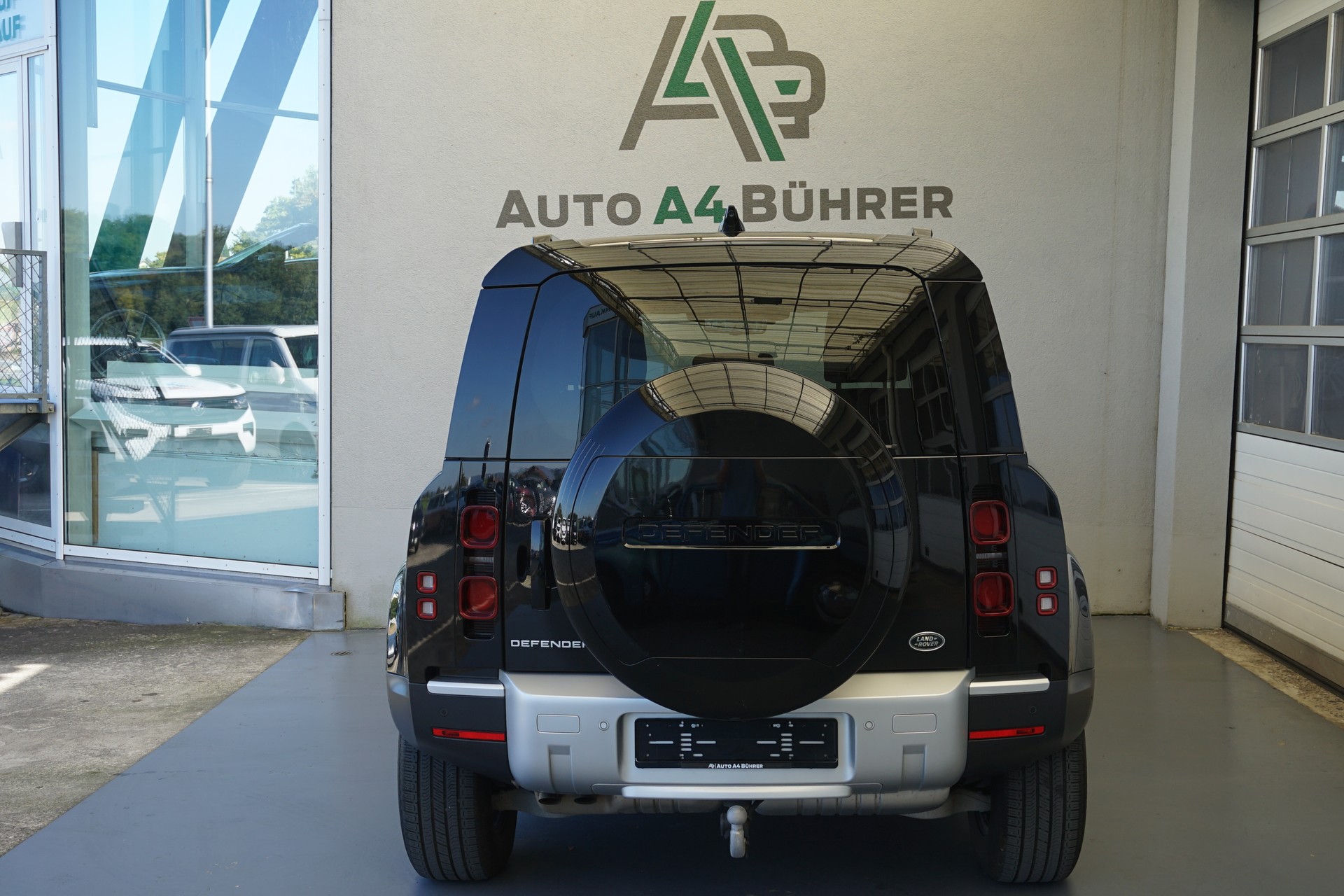 LAND ROVER Defender 90 3.0D I6 250SE 4x4-image-11