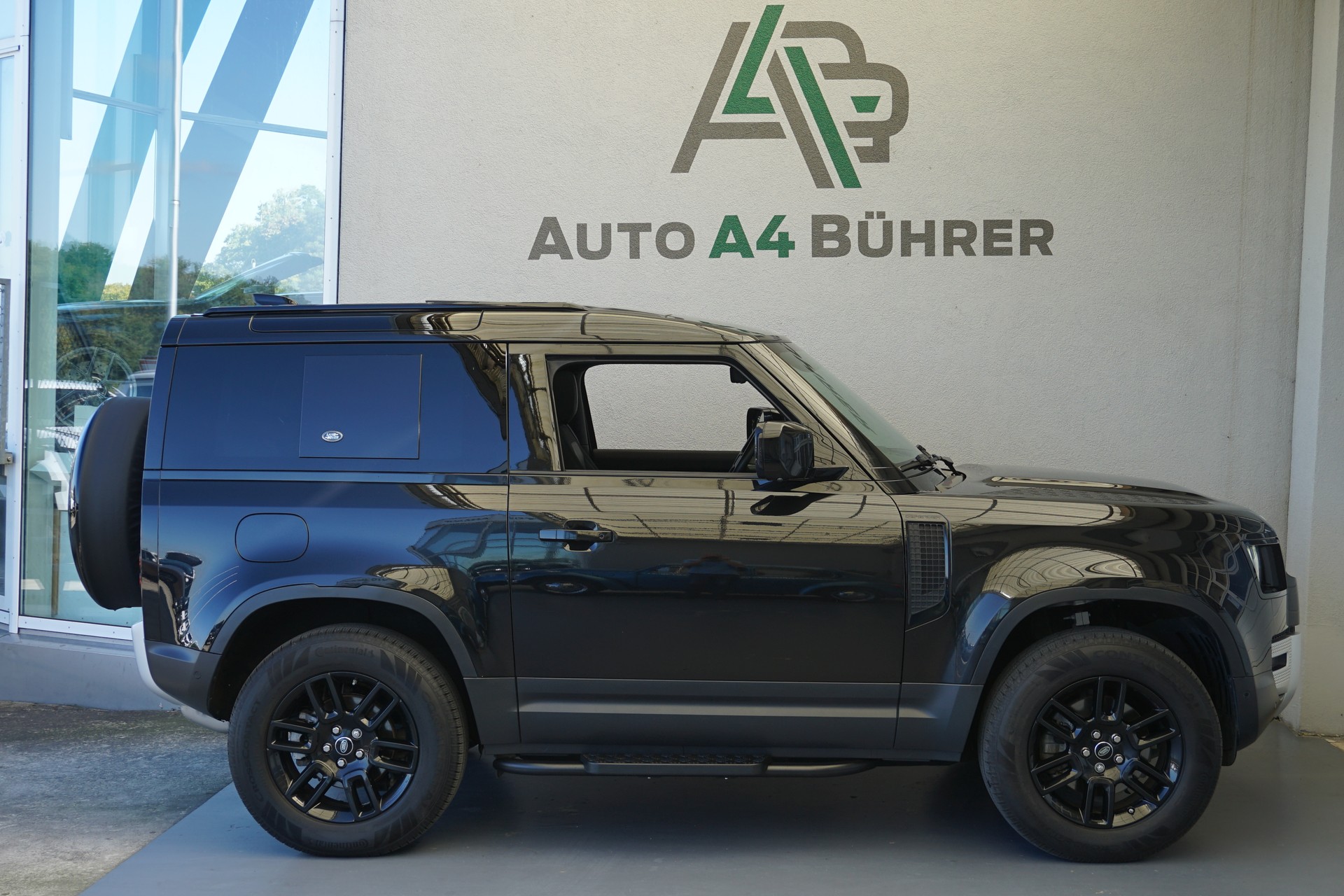 LAND ROVER Defender 90 3.0D I6 250SE 4x4-image-4