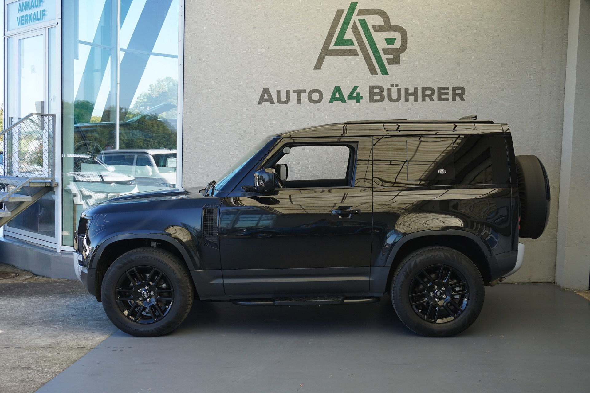 LAND ROVER Defender 90 3.0D I6 250SE 4x4-image-0