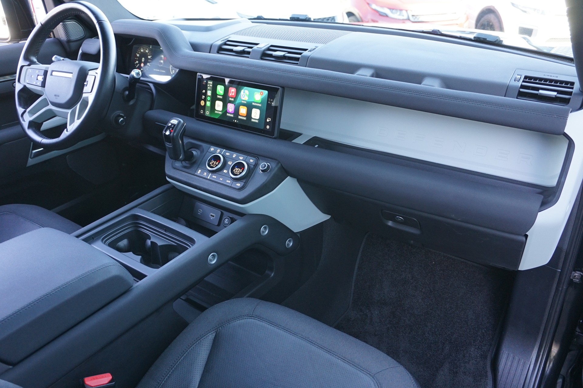 LAND ROVER Defender 90 3.0D I6 250SE 4x4-image-16