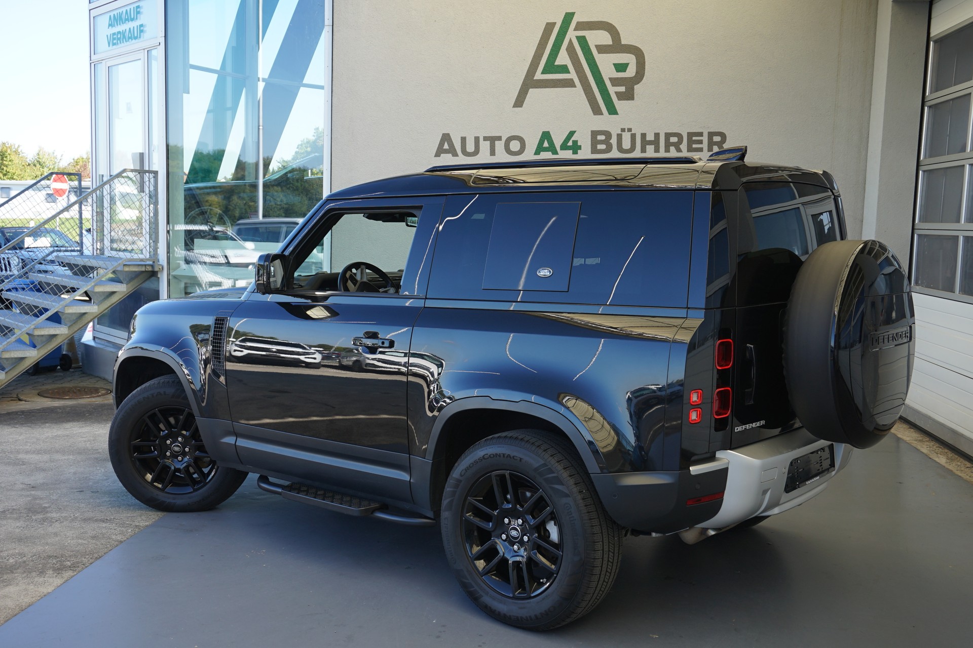 LAND ROVER Defender 90 3.0D I6 250SE 4x4-image-5
