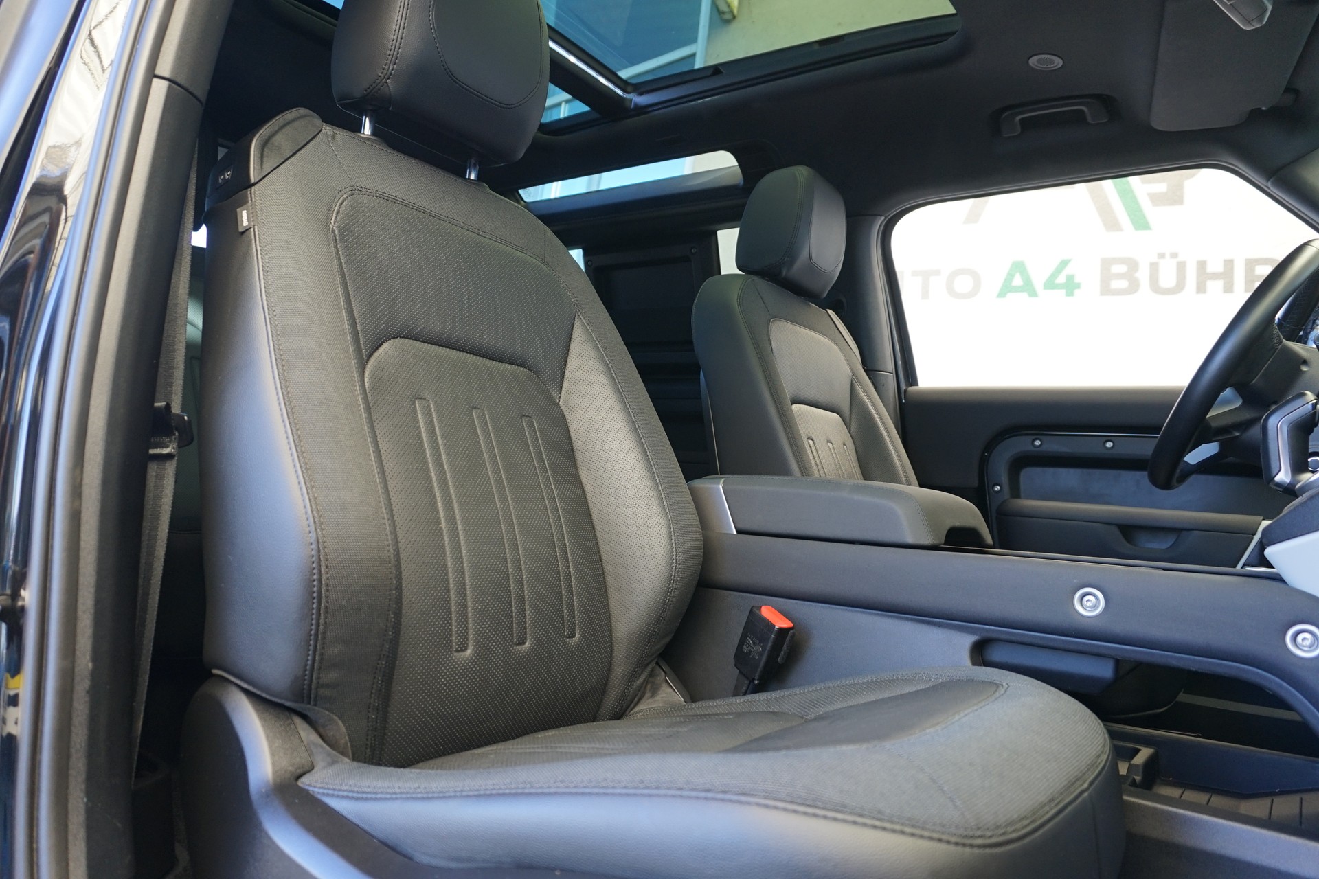 LAND ROVER Defender 90 3.0D I6 250SE 4x4-image-20