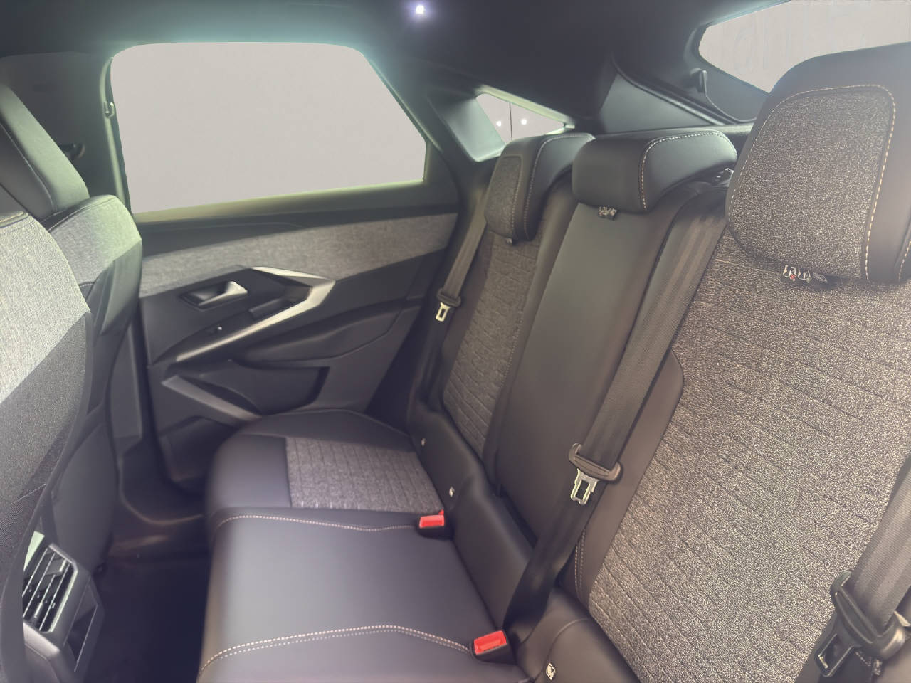 PEUGEOT 3008 1.2 Hybrid 145 PS ALLURE PREMIUM AUTOMAT-image-18