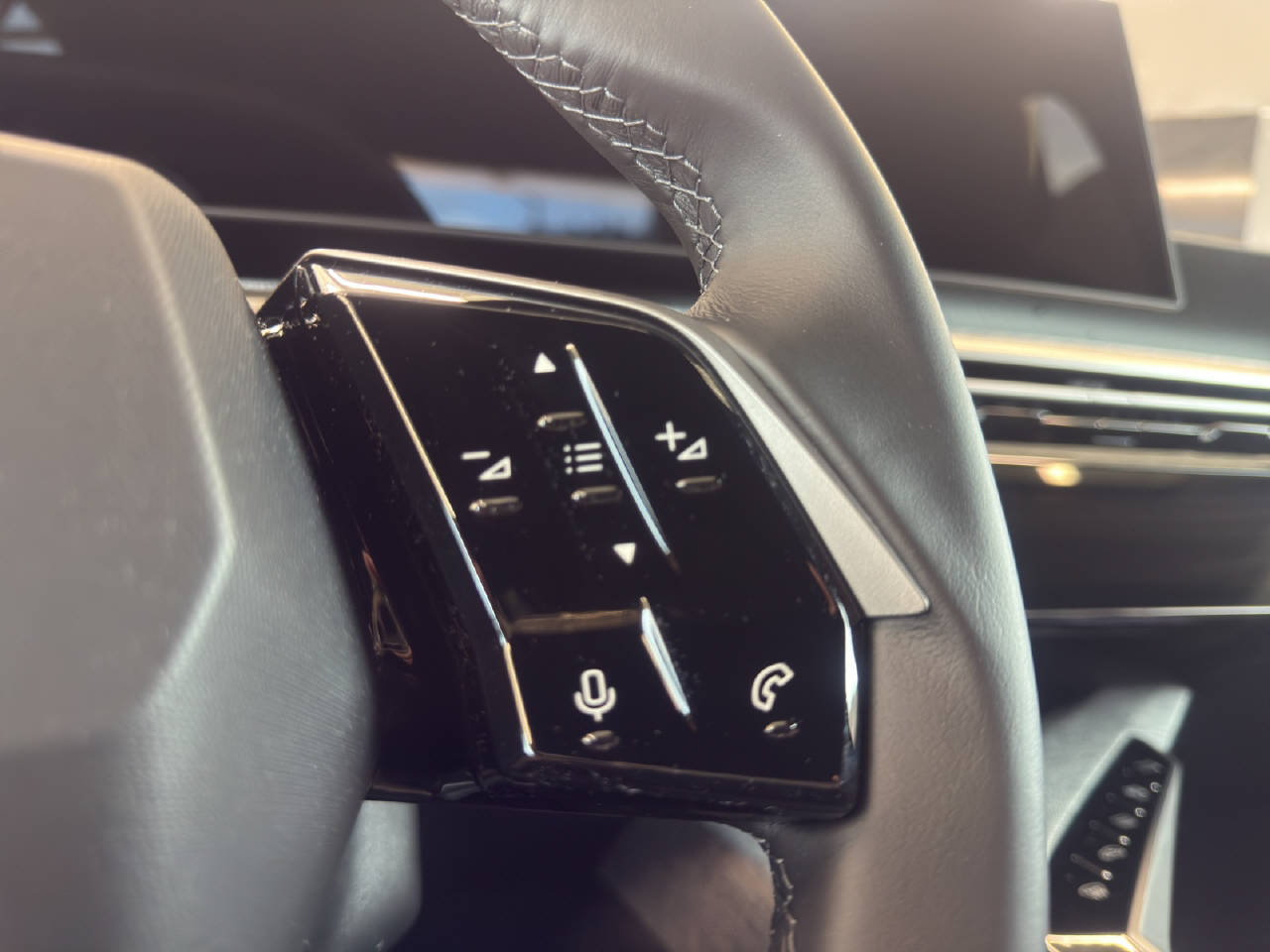 PEUGEOT 3008 1.2 Hybrid 145 PS ALLURE PREMIUM AUTOMAT-image-8