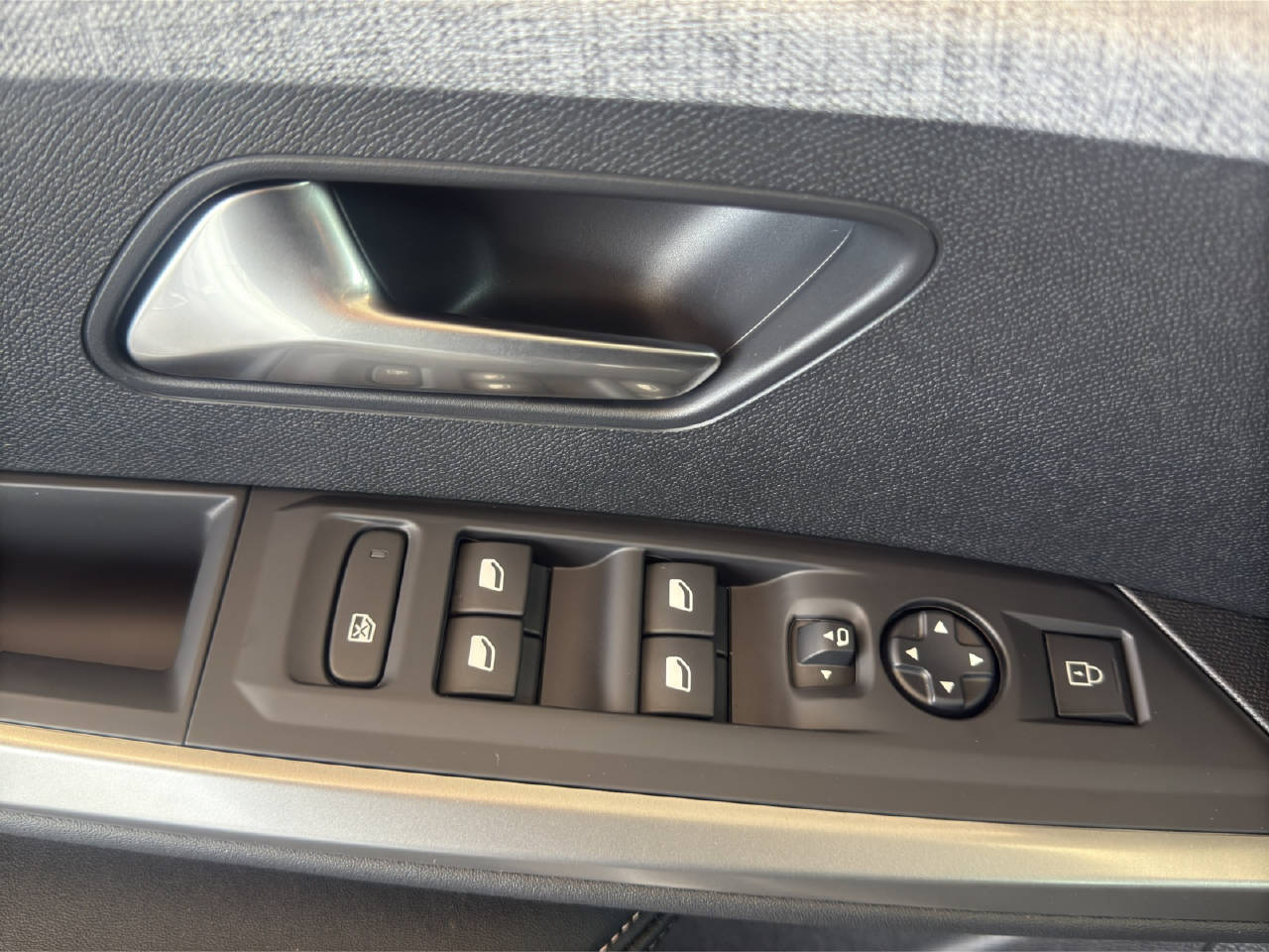 PEUGEOT 3008 1.2 Hybrid 145 PS ALLURE PREMIUM AUTOMAT-image-13