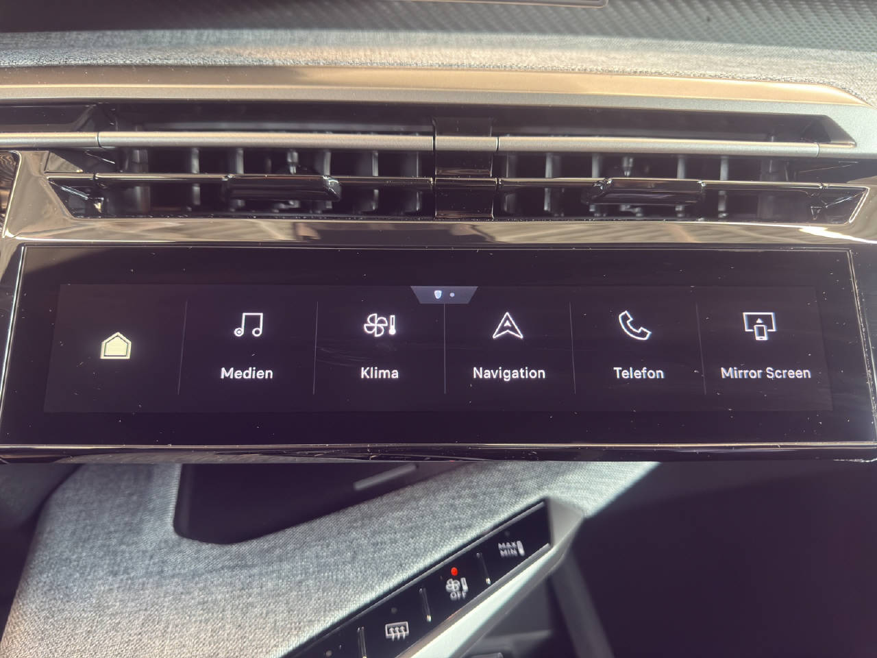 PEUGEOT 3008 1.2 Hybrid 145 PS ALLURE PREMIUM AUTOMAT-image-15
