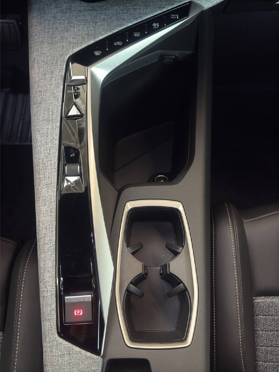 PEUGEOT 3008 1.2 Hybrid 145 PS ALLURE PREMIUM AUTOMAT-image-14
