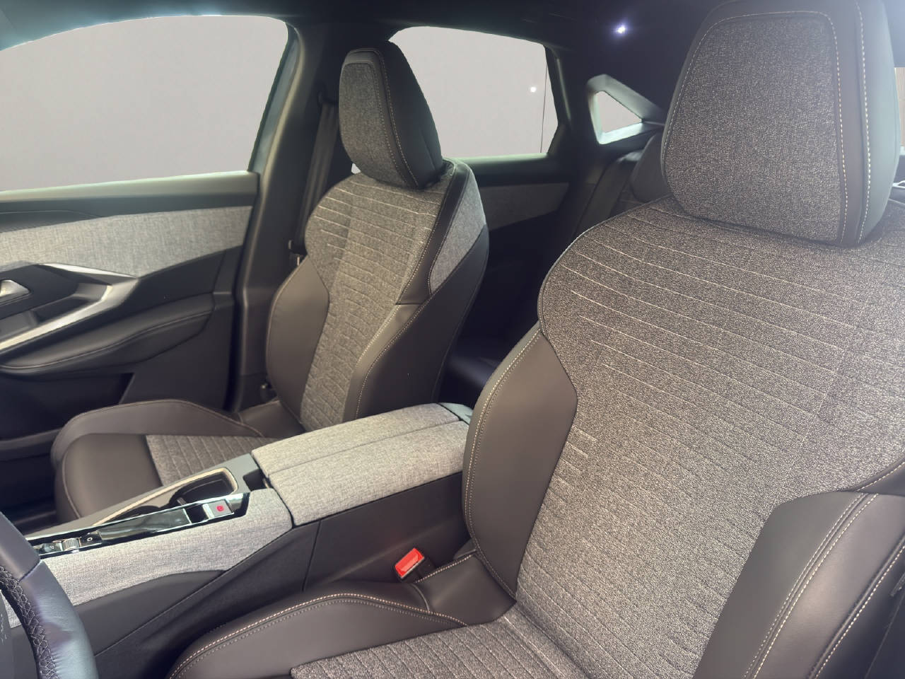 PEUGEOT 3008 1.2 Hybrid 145 PS ALLURE PREMIUM AUTOMAT-image-17