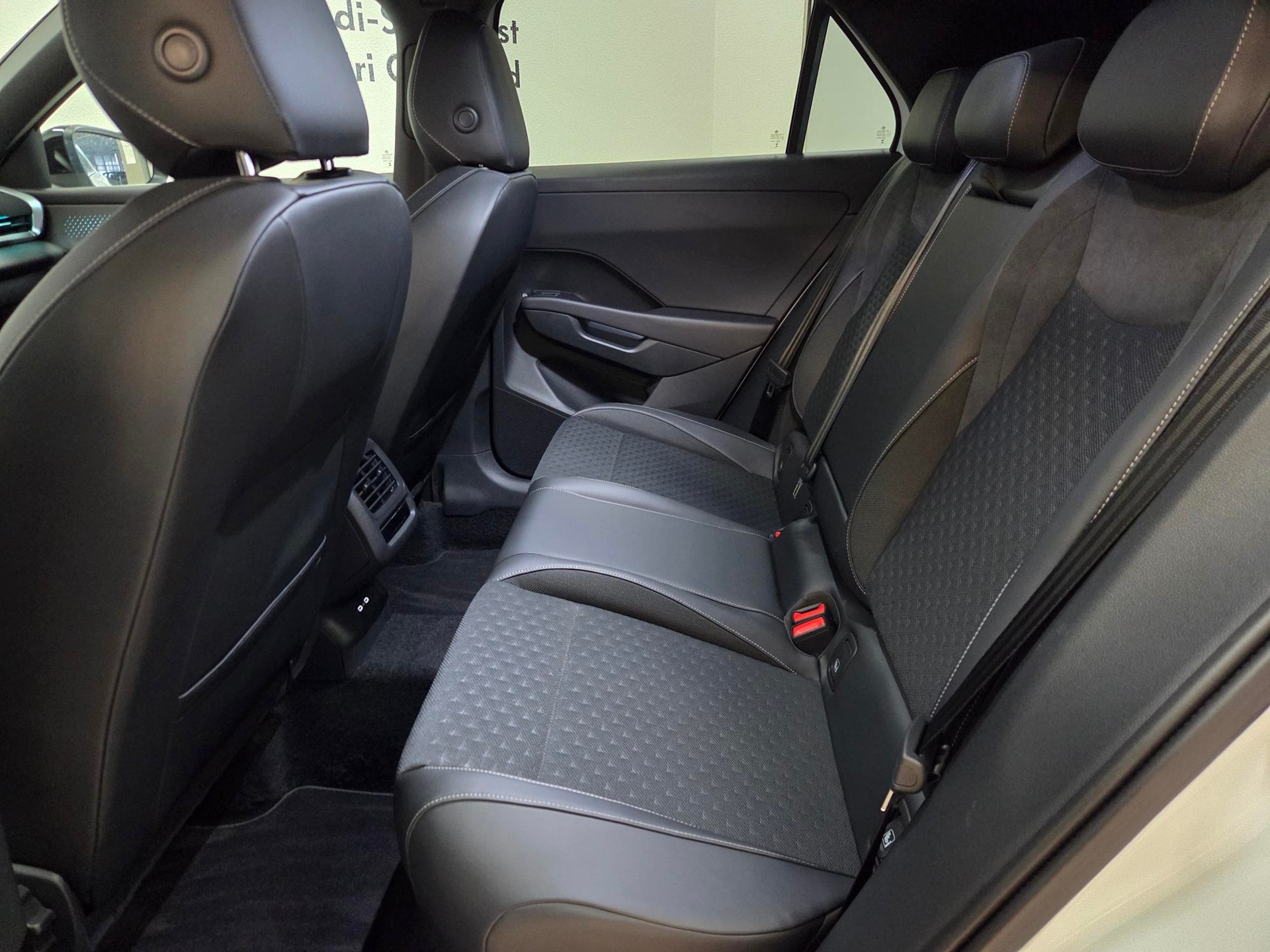 VW T-Roc 1.5 eTSI mHEV R-Line DSG-image-9