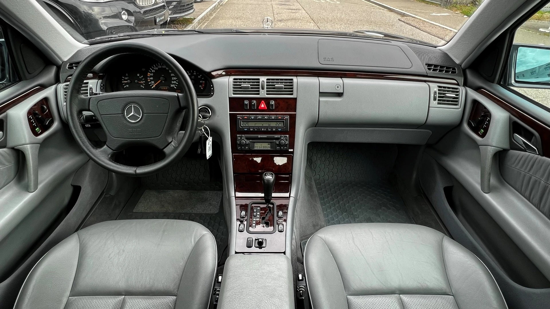 MERCEDES-BENZ E 280 ELÉGANCE 4-MATIC AUTOMATIC l 204 PS-image-22