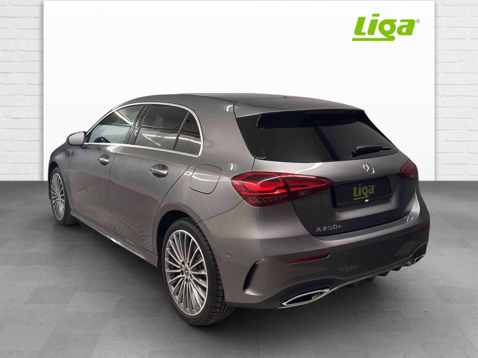 MERCEDES-BENZ A 250 e AMG Line EQ Star-image-3