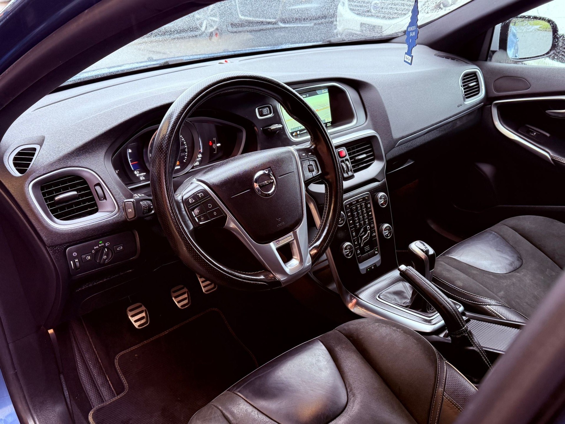 VOLVO V40 D2 R-Design-image-13