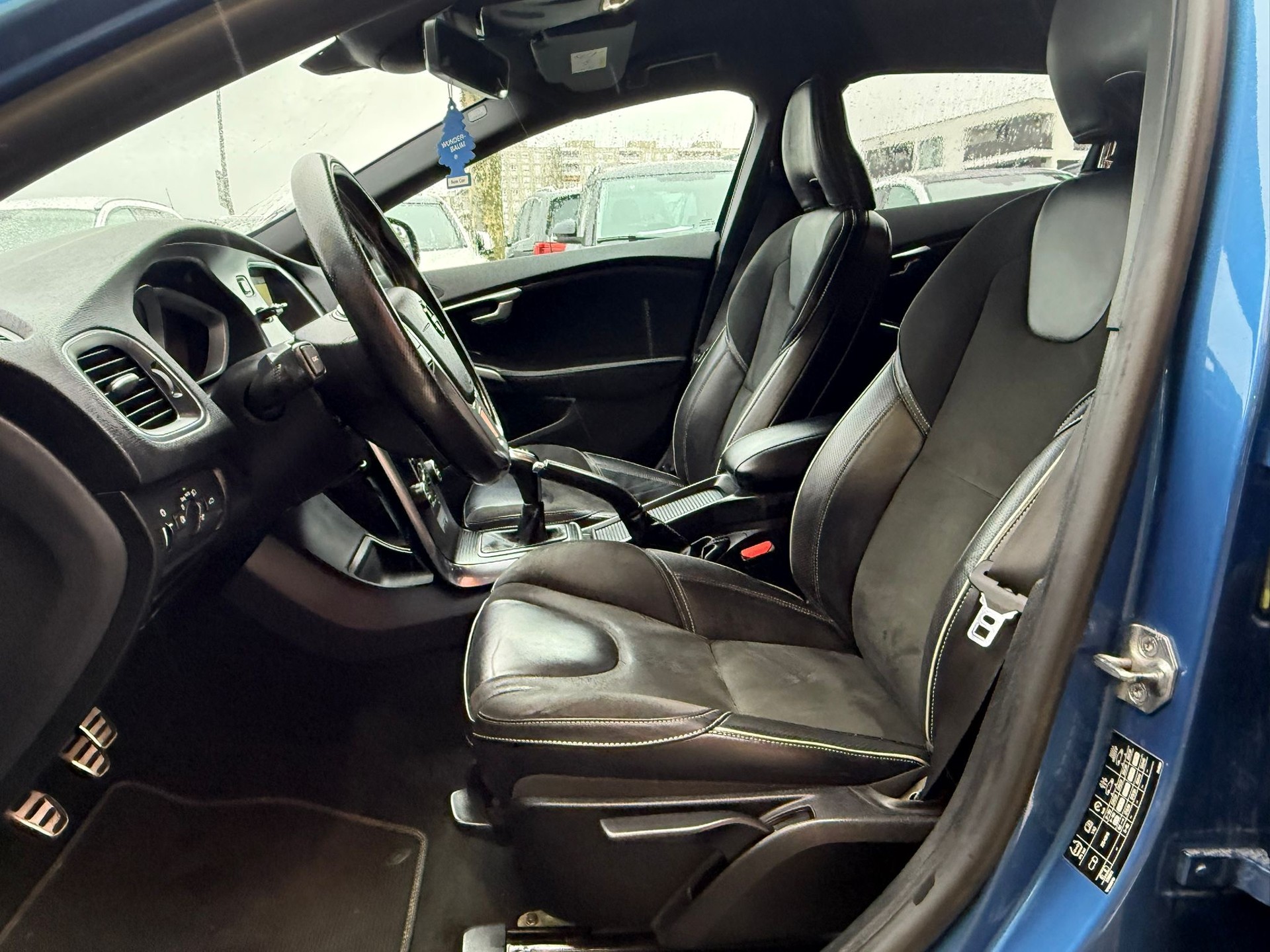 VOLVO V40 D2 R-Design-image-11