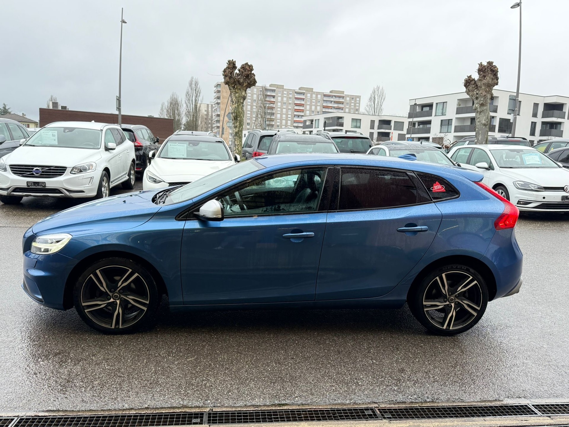 VOLVO V40 D2 R-Design-image-1