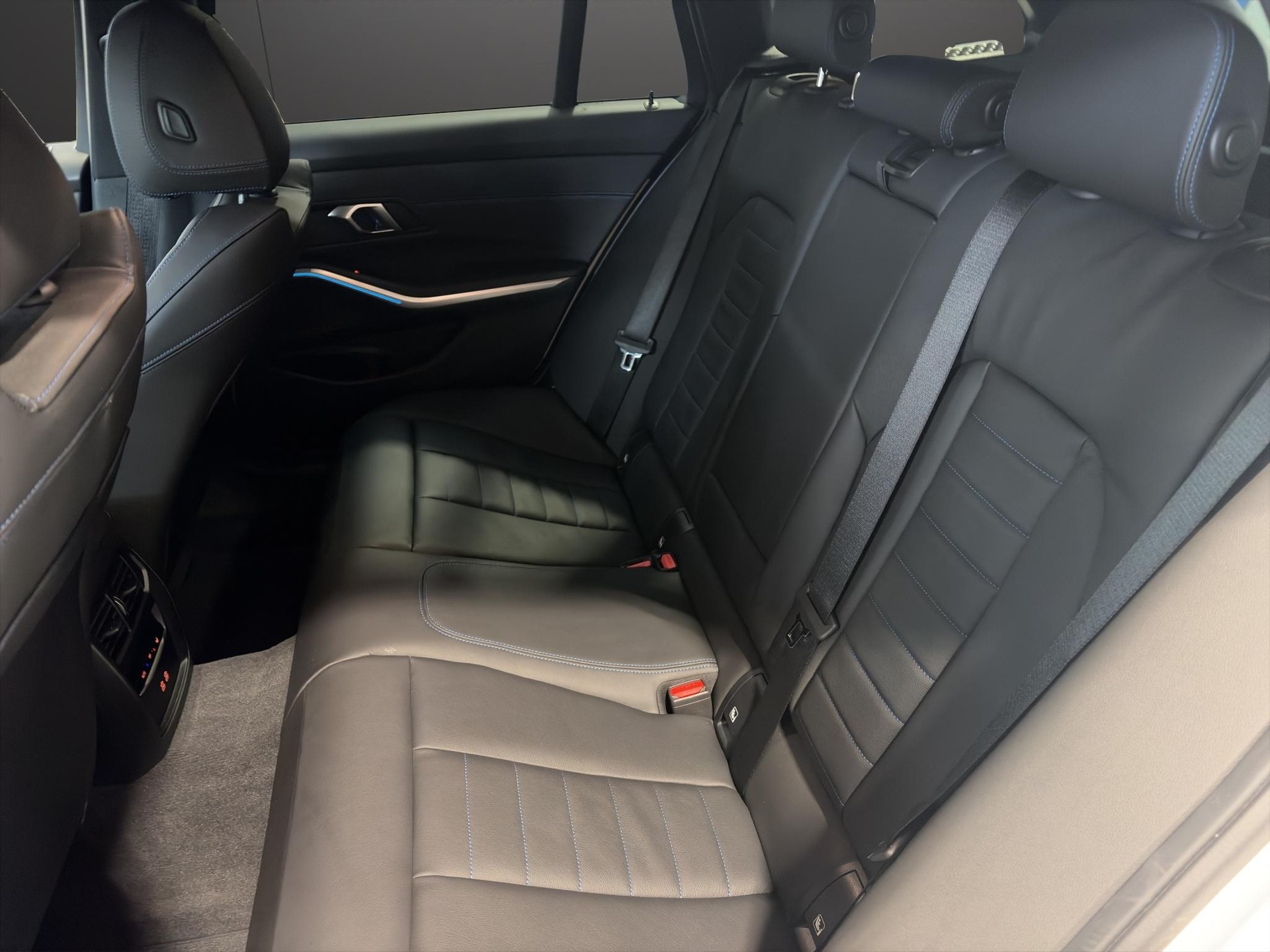 BMW 320d xDrive Touring M Sport-image-16