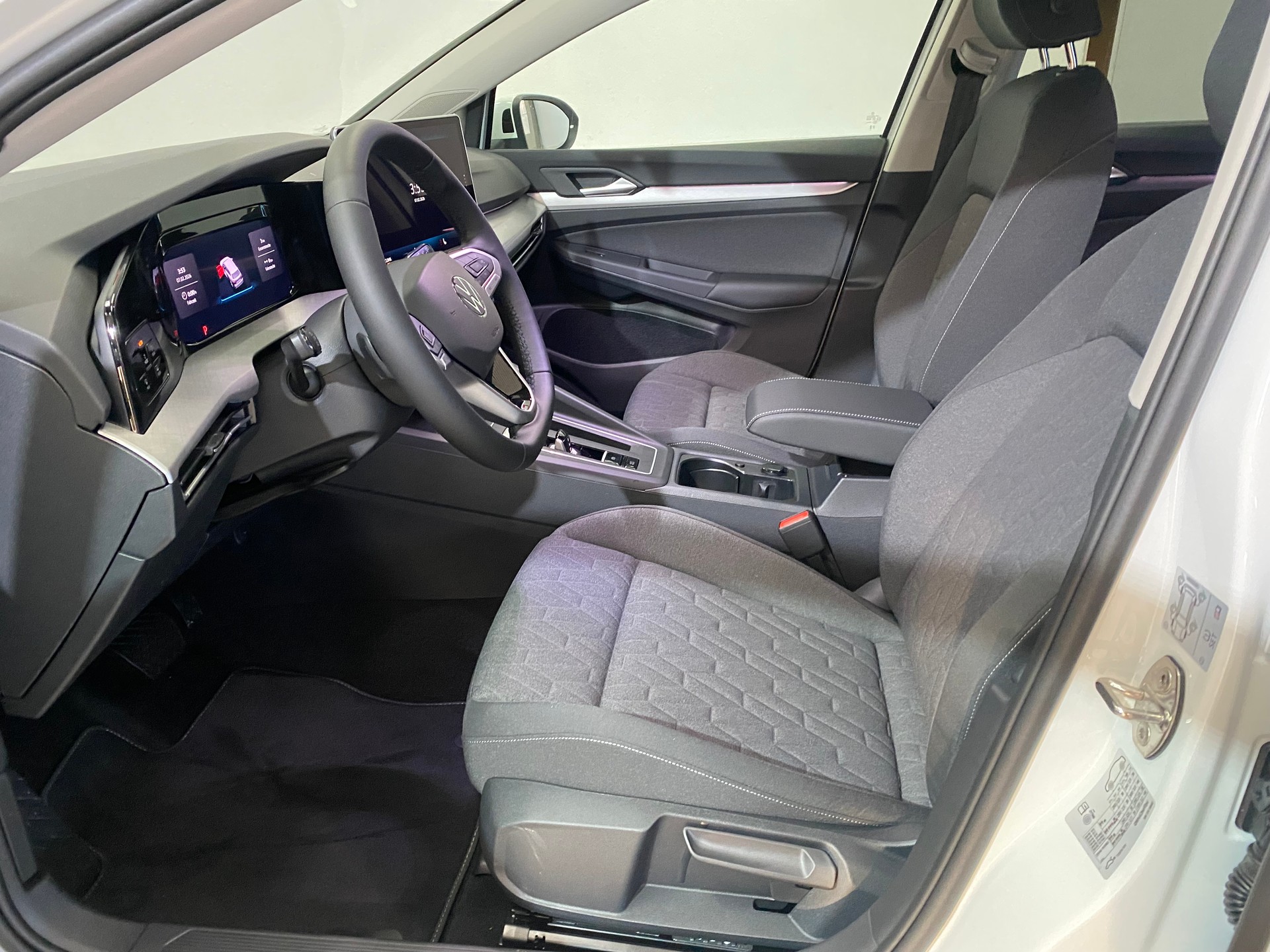 VW Golf Variant 1.5 eTSI mHEV Life-image-8