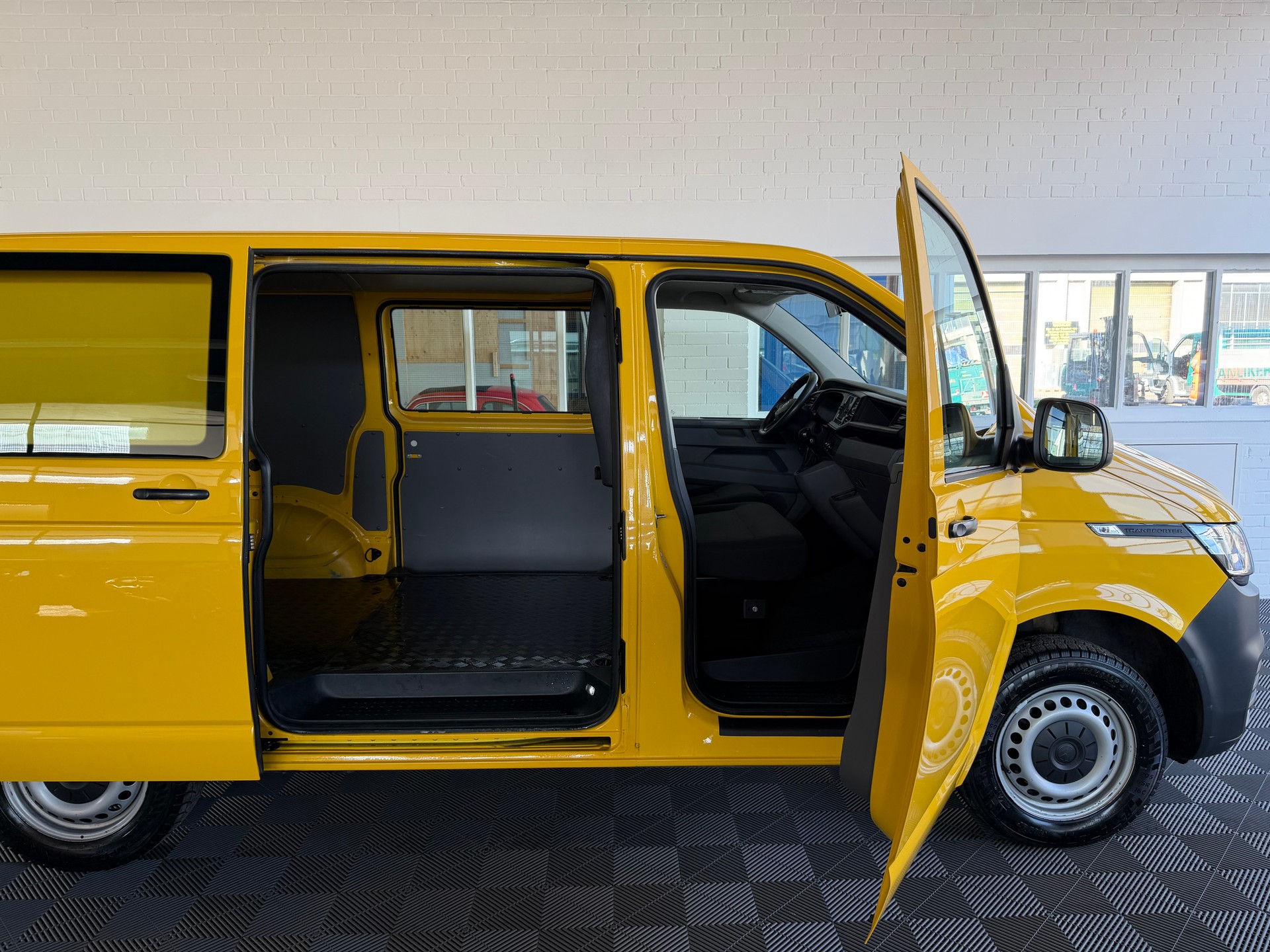 VW T6.1 2.0 TDI 150 PS 4Motion 4x4 DSG (AHK 2500 KG )-showroom-element-2