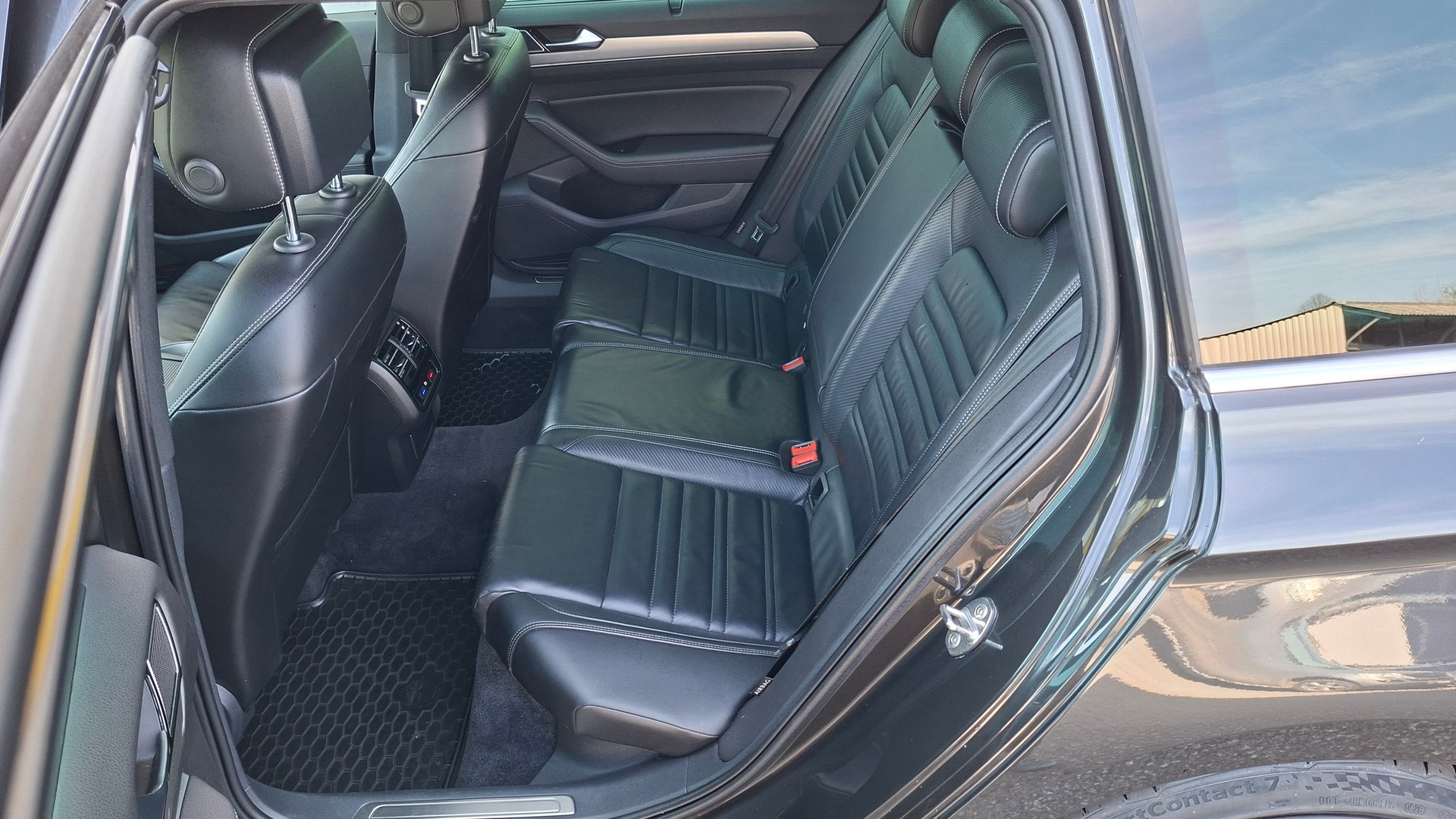 VW Passat Variant 2.0 TDI BMT Highline DSG 4Motion R-Line-image-13