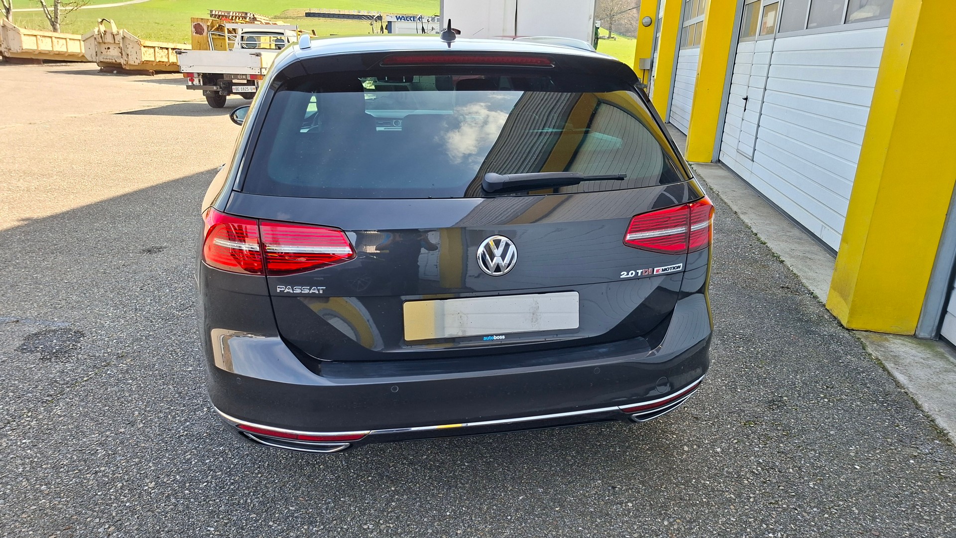 VW Passat Variant 2.0 TDI BMT Highline DSG 4Motion R-Line-image-5