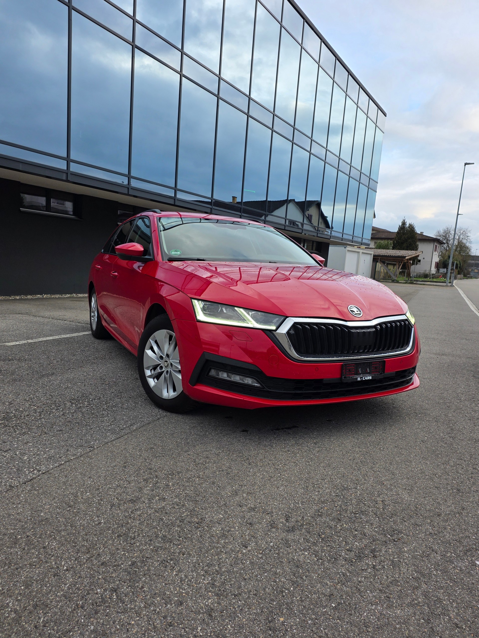 SKODA Octavia Combi 2.0 TDI DSG Style-image-0