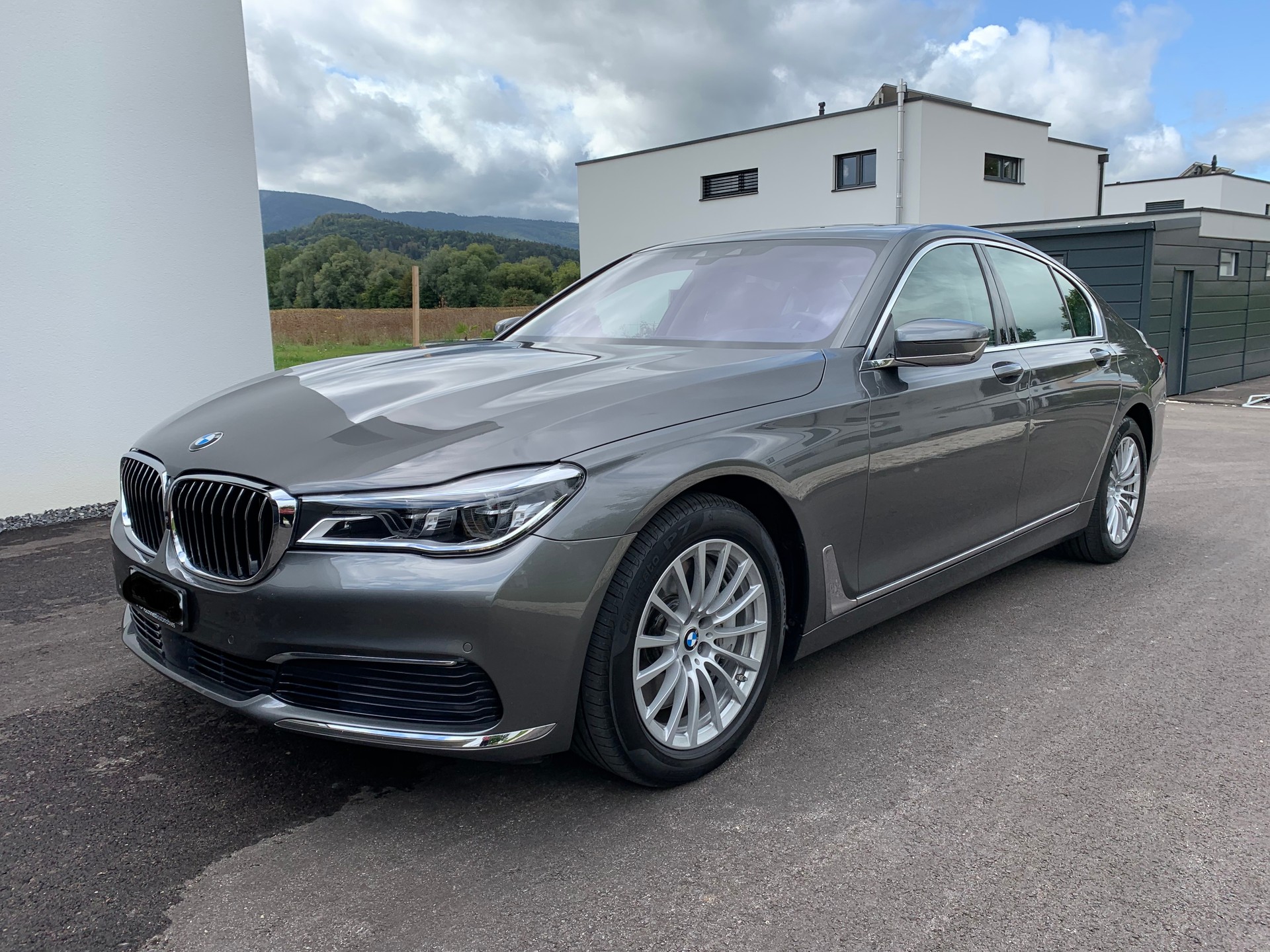 BMW 750i xDrive Steptronic-image-0