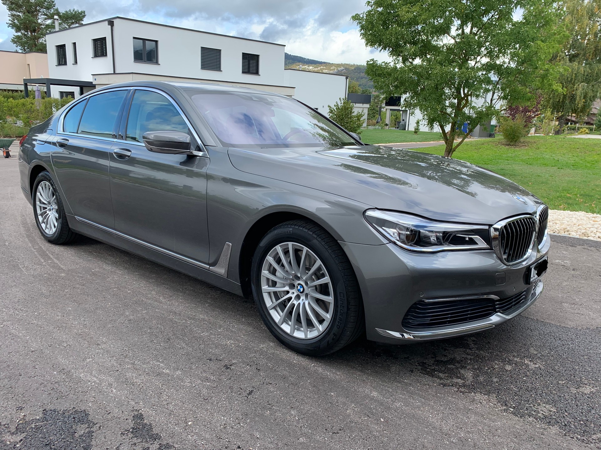 BMW 750i xDrive Steptronic-image-1