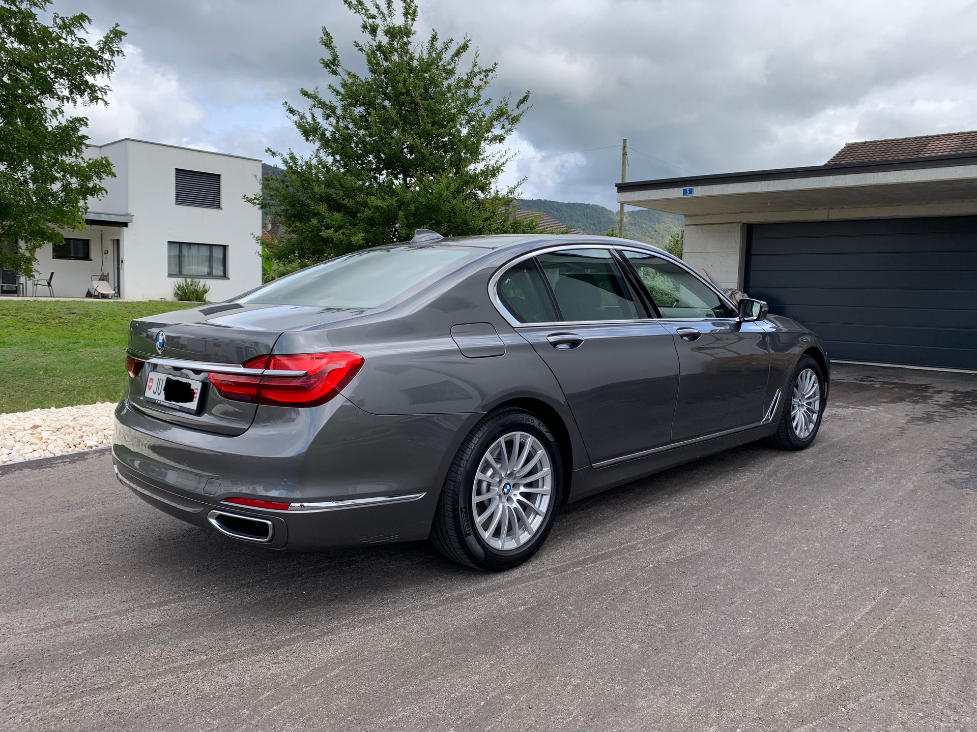 BMW 750i xDrive Steptronic-image-2