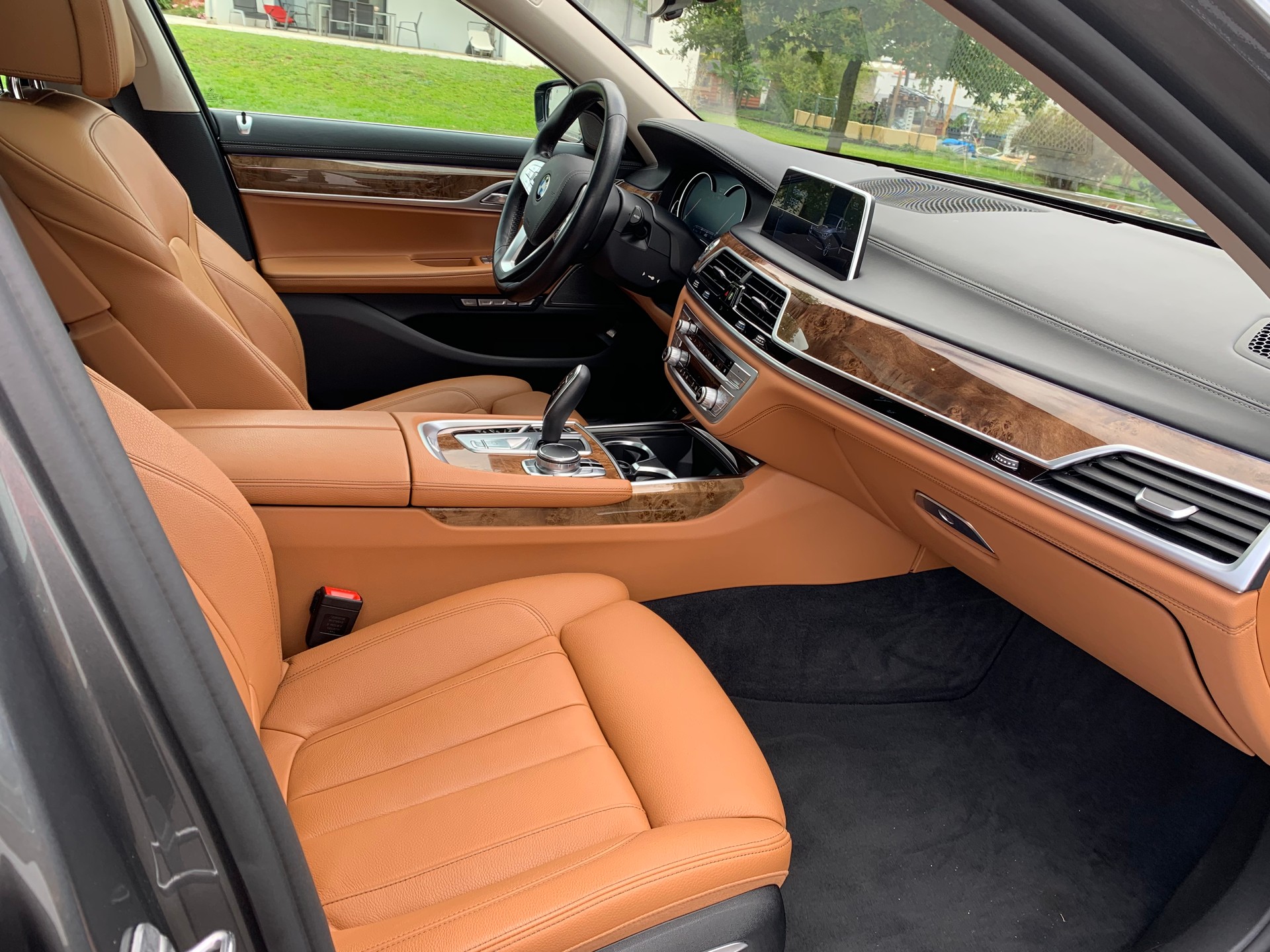BMW 750i xDrive Steptronic-image-4
