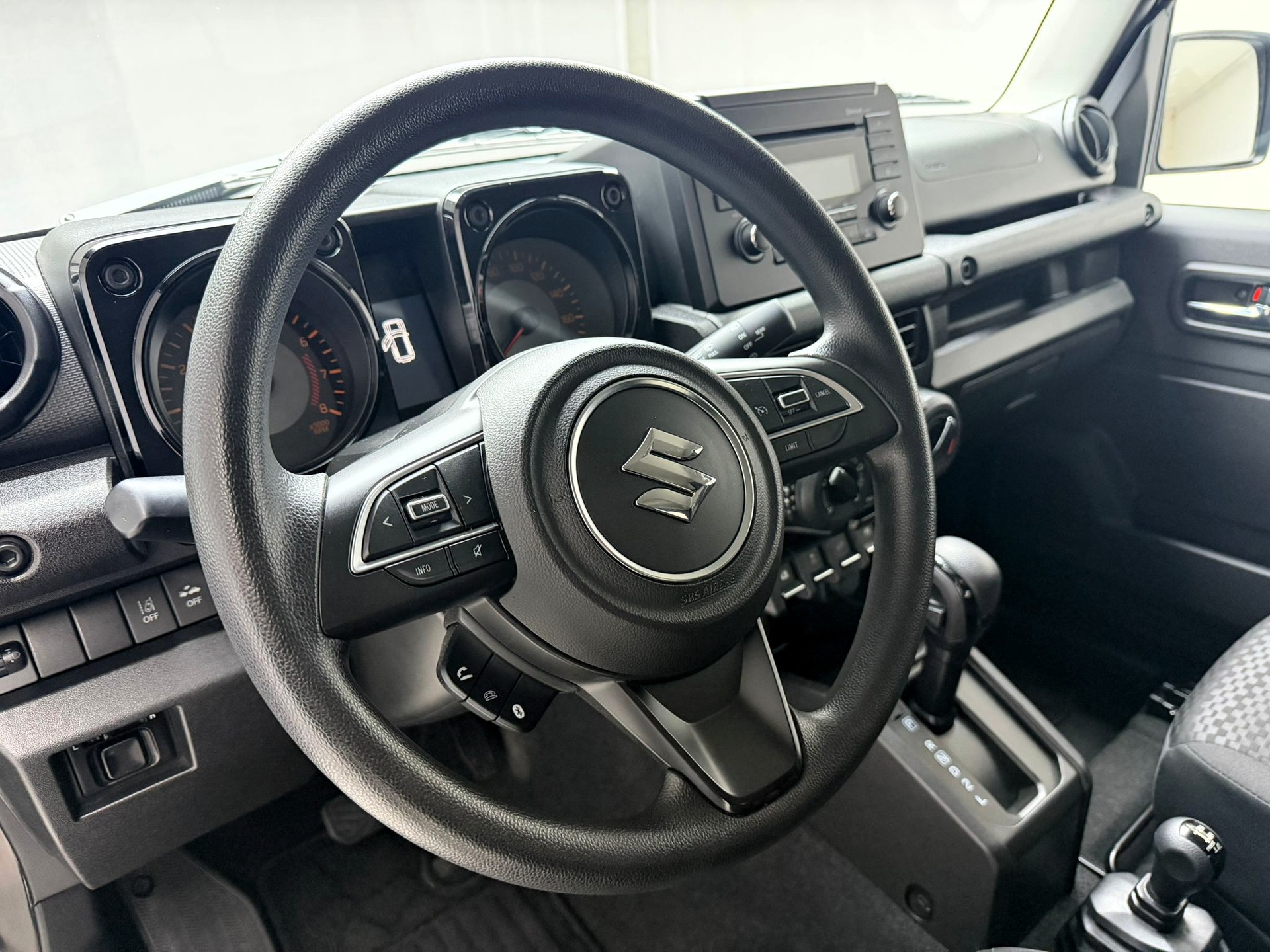 SUZUKI Jimny 1.5 Compact+ 4x4 Automat + 4 Platzer + PDC-image-13