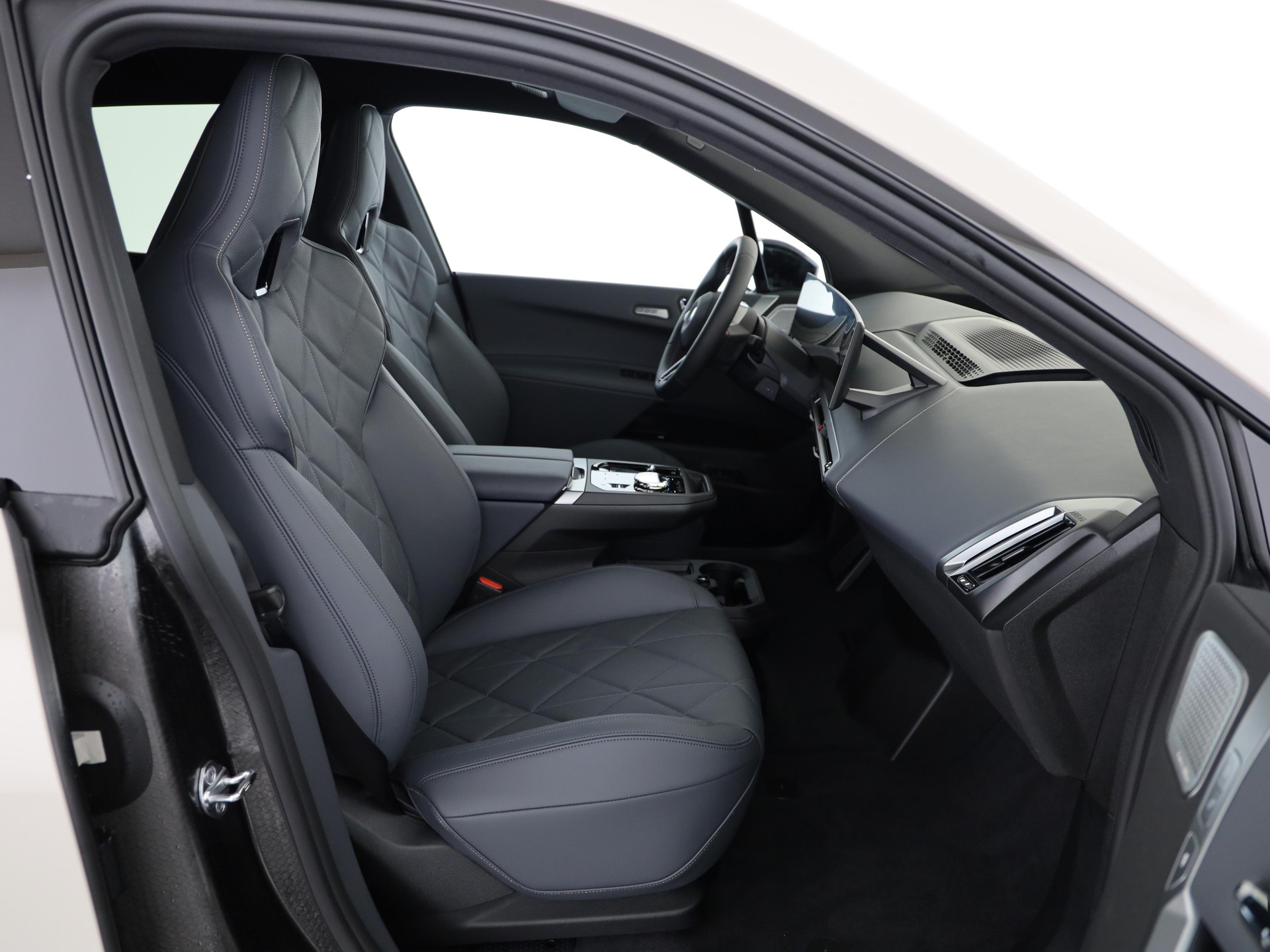 BMW iX M70-image-15