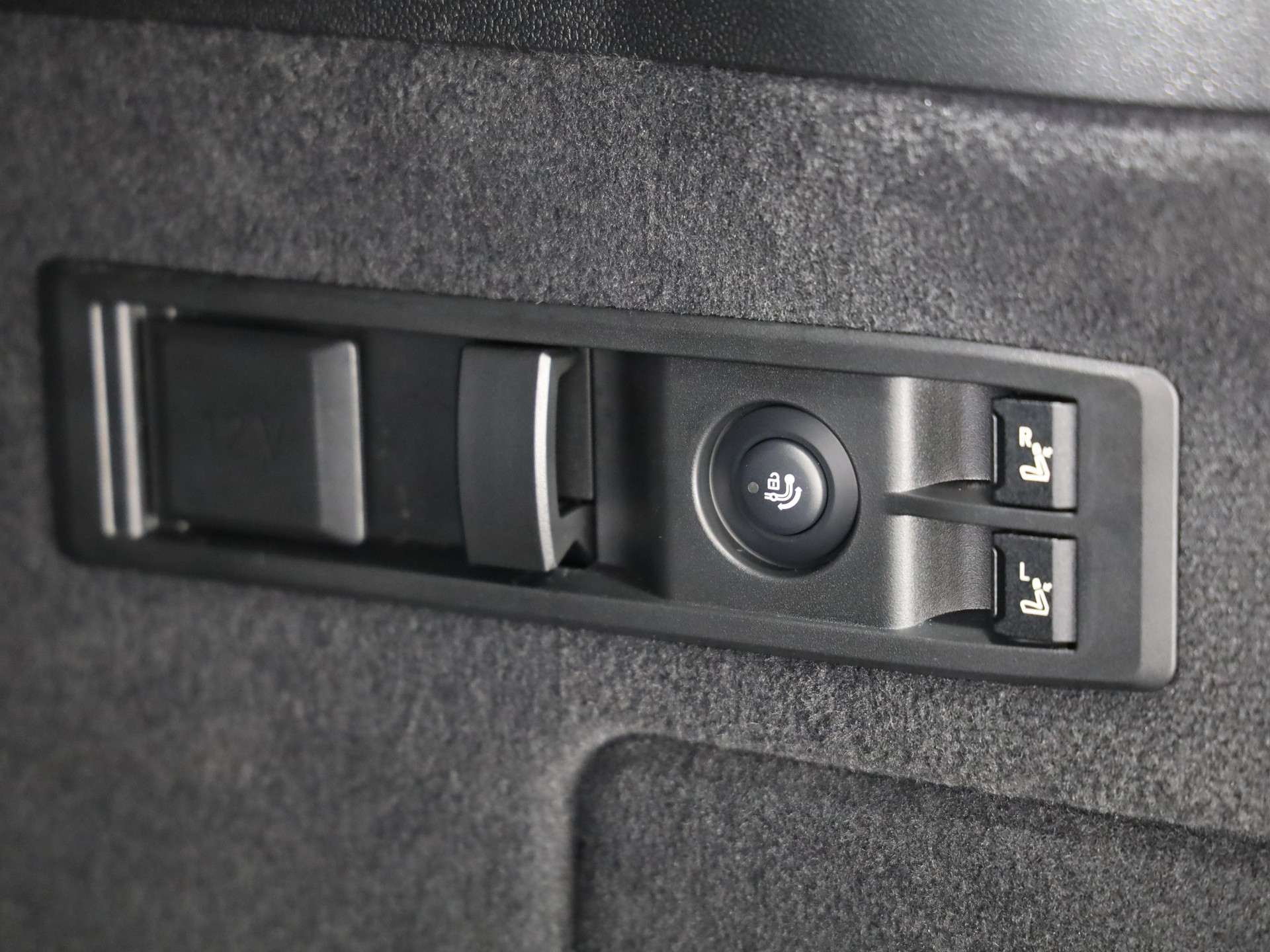 BMW iX M70-image-8