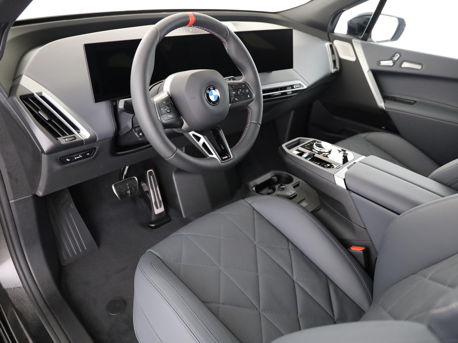 BMW iX M70-image-13