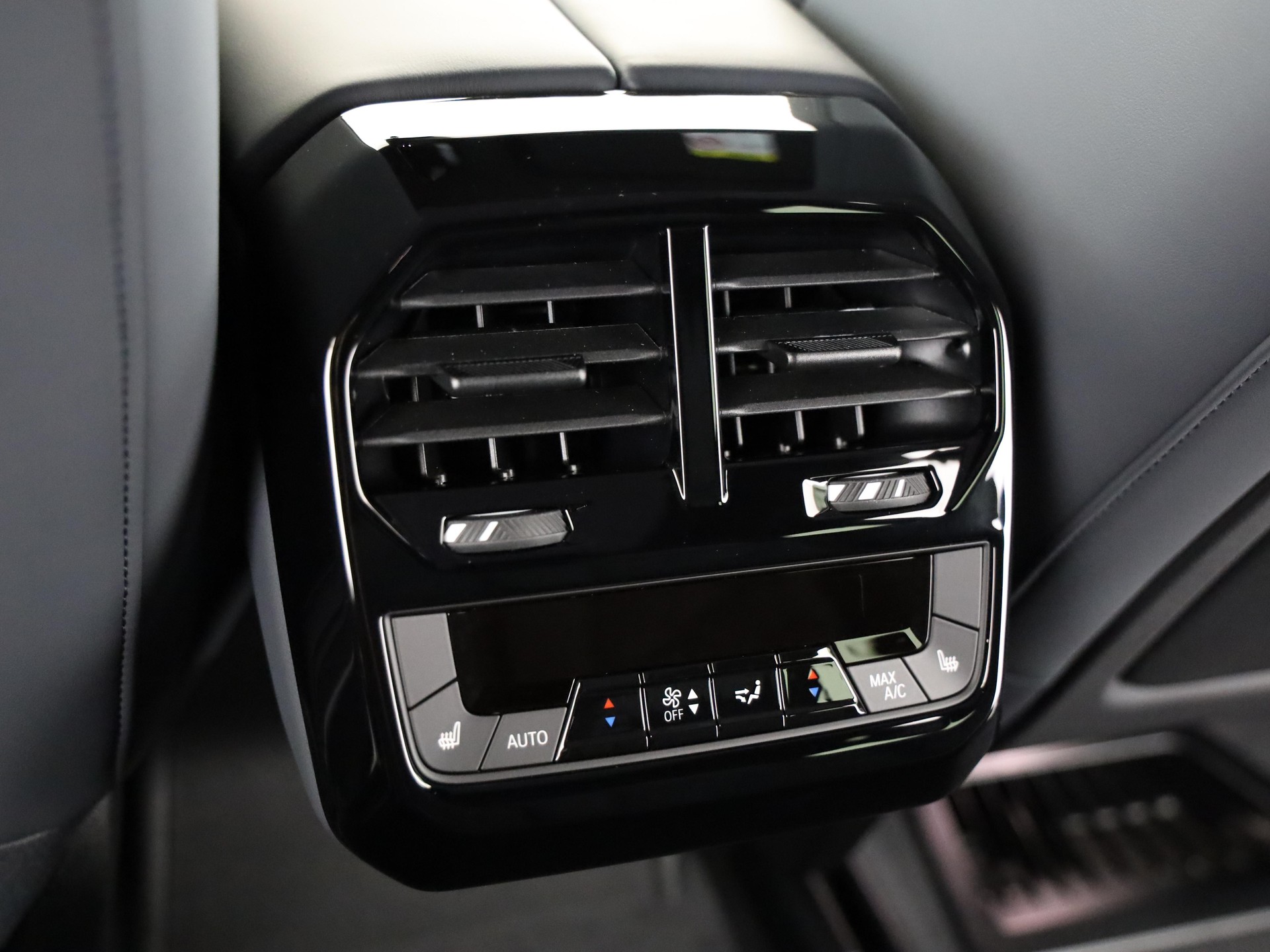 BMW iX M70-image-21