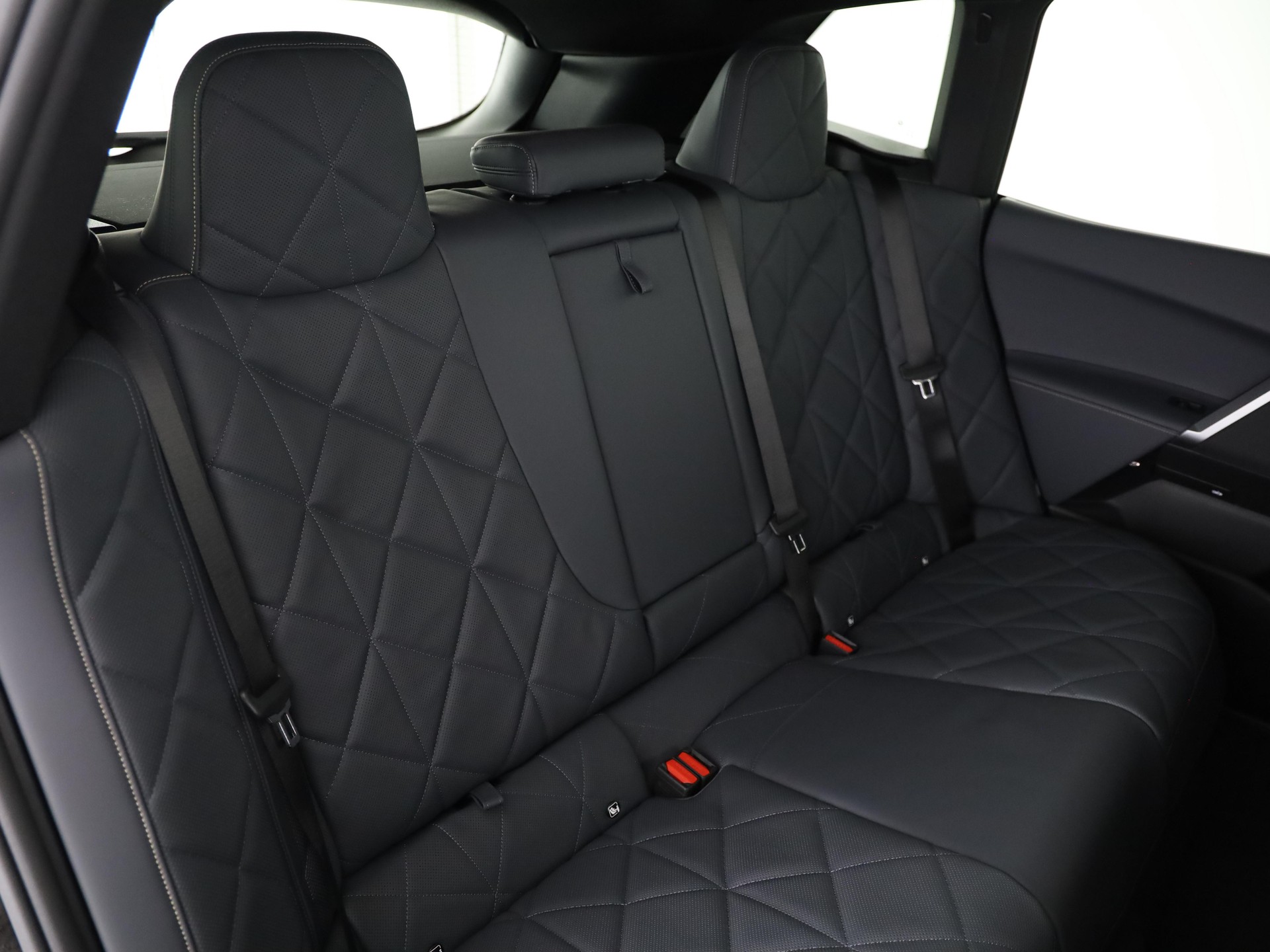 BMW iX M70-image-16