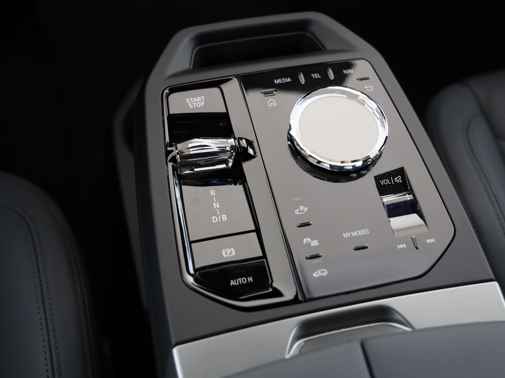 BMW iX M70-image-18
