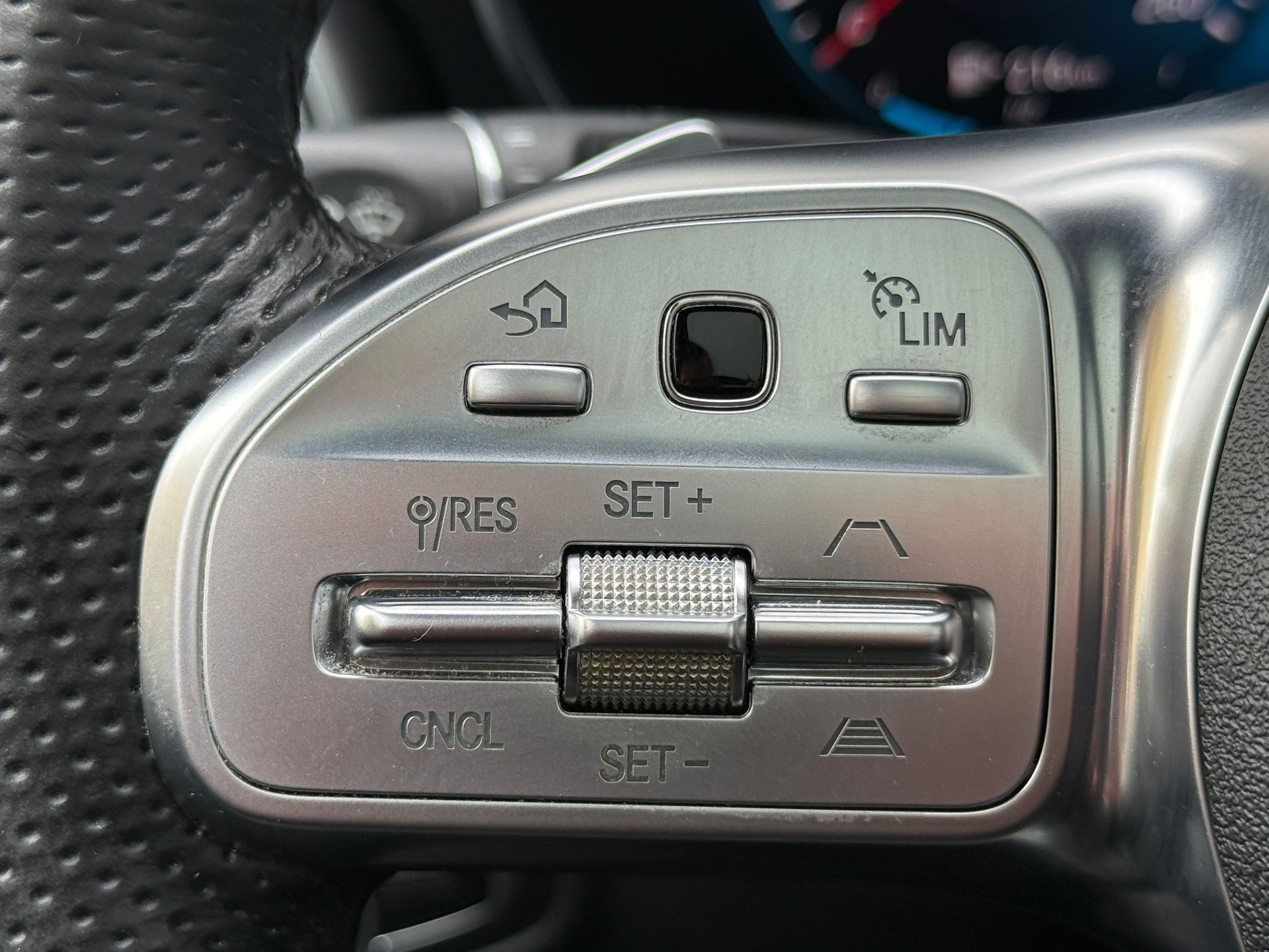 MERCEDES-BENZ GLC 300 AMG Line 4m-image-21