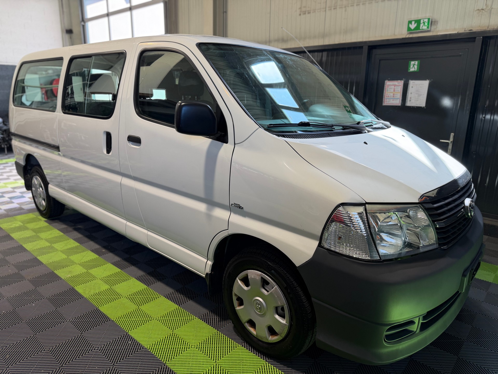 TOYOTA Hiace D-4D Van LWB-image-3