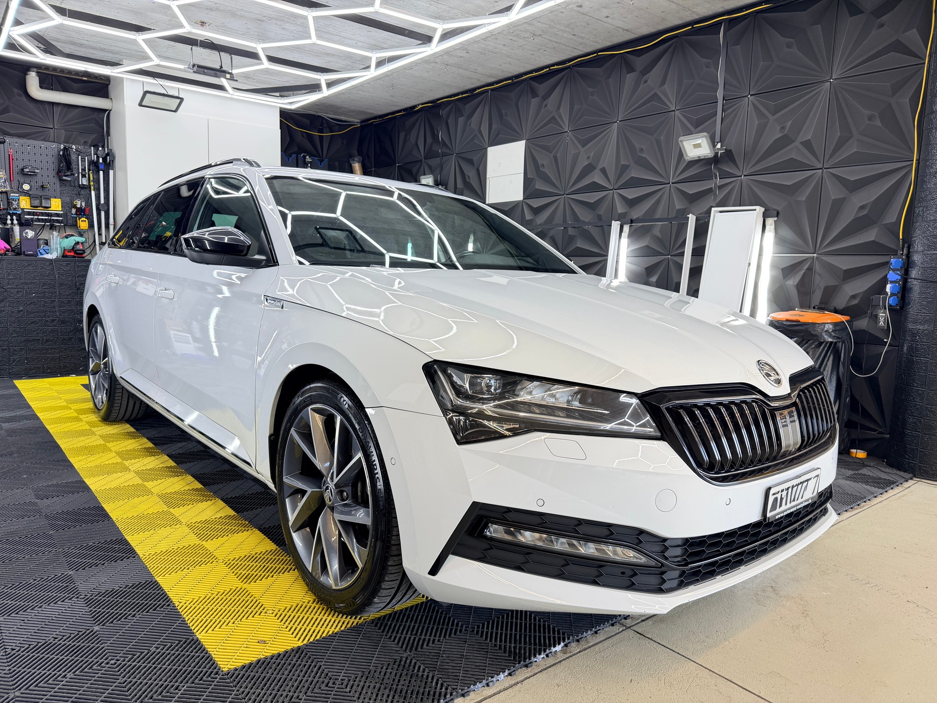 SKODA Superb Combi 2.0 TSI SportLine 4x4 DSG-showroom-element-1