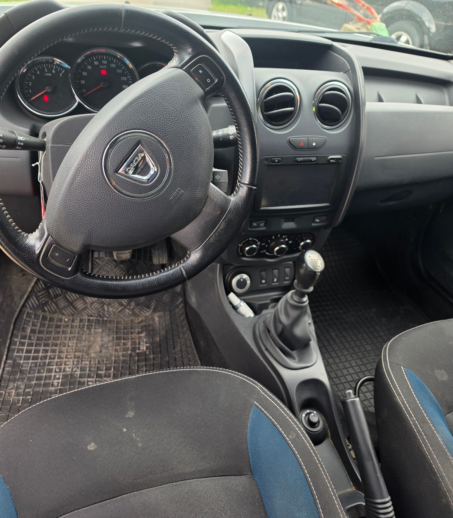 DACIA Duster 1.5 dCi Celebration 4x4-image-4