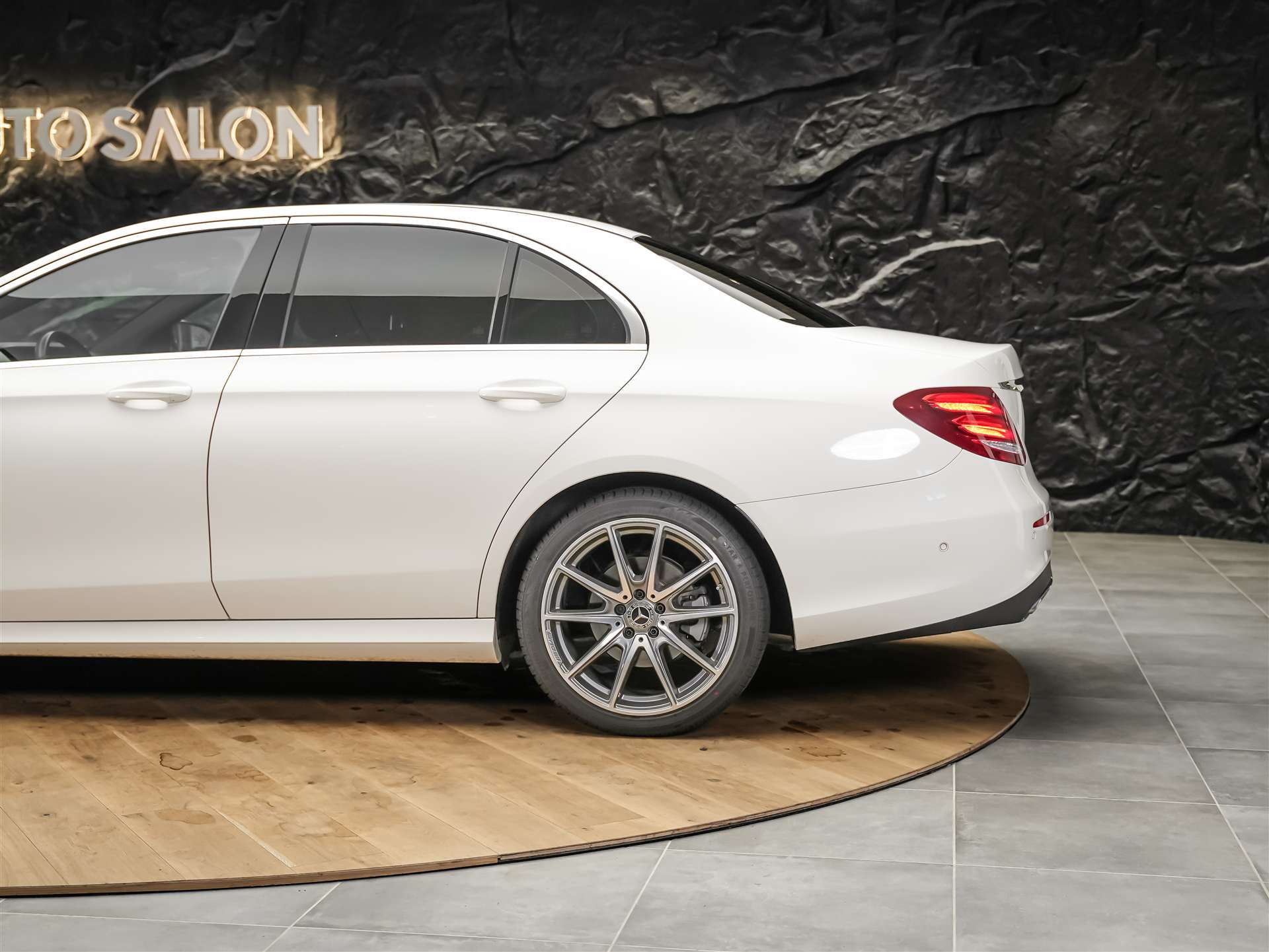 MERCEDES-BENZ E 220 d AMG Line 9G-Tronic *Facelift*Multibeam LED*ACC*360° Kamera*-image-15